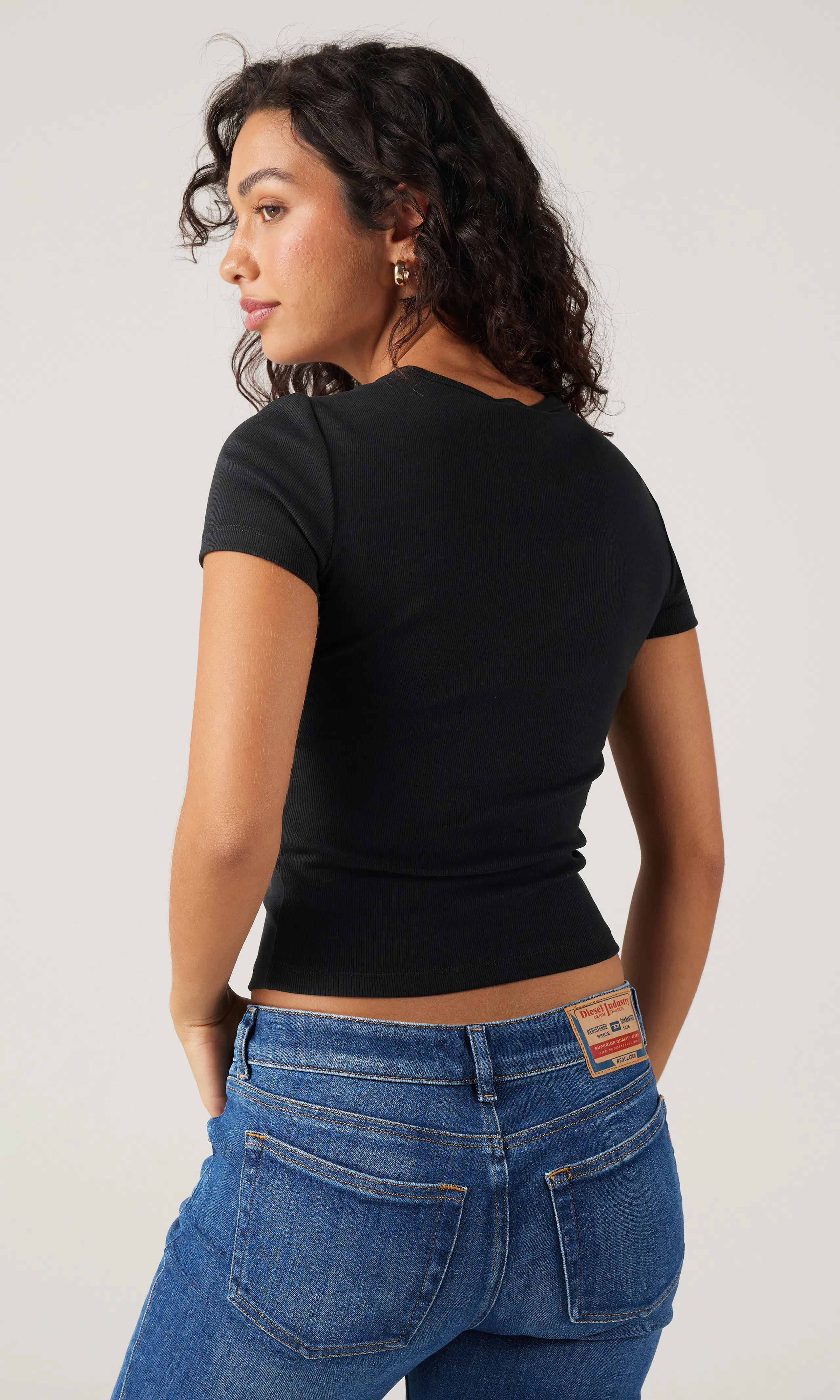 T-Ele-Long-D Musta T-Paita. Back. Model.