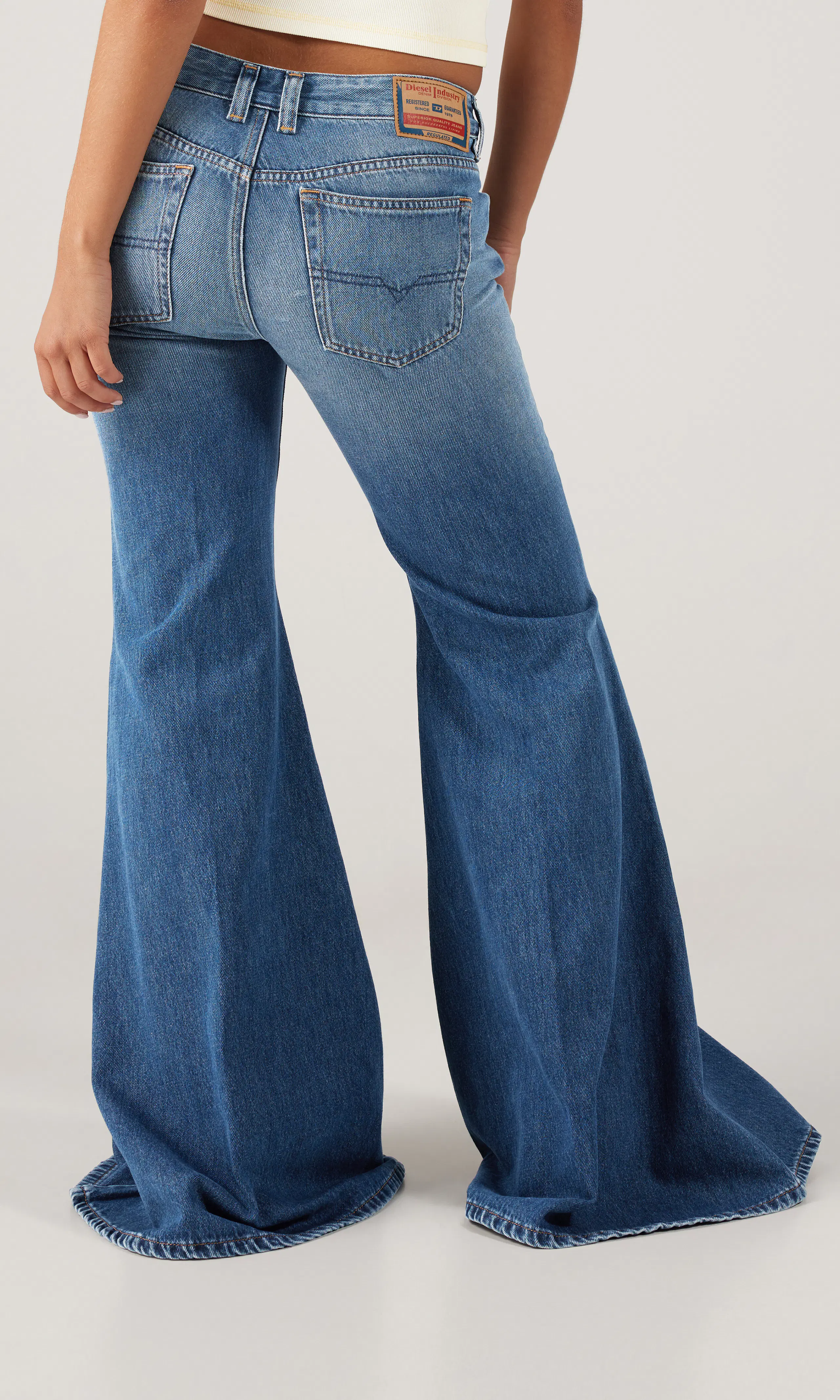 1970 D-Bleess Medium Blå Jeans. Back. Model.