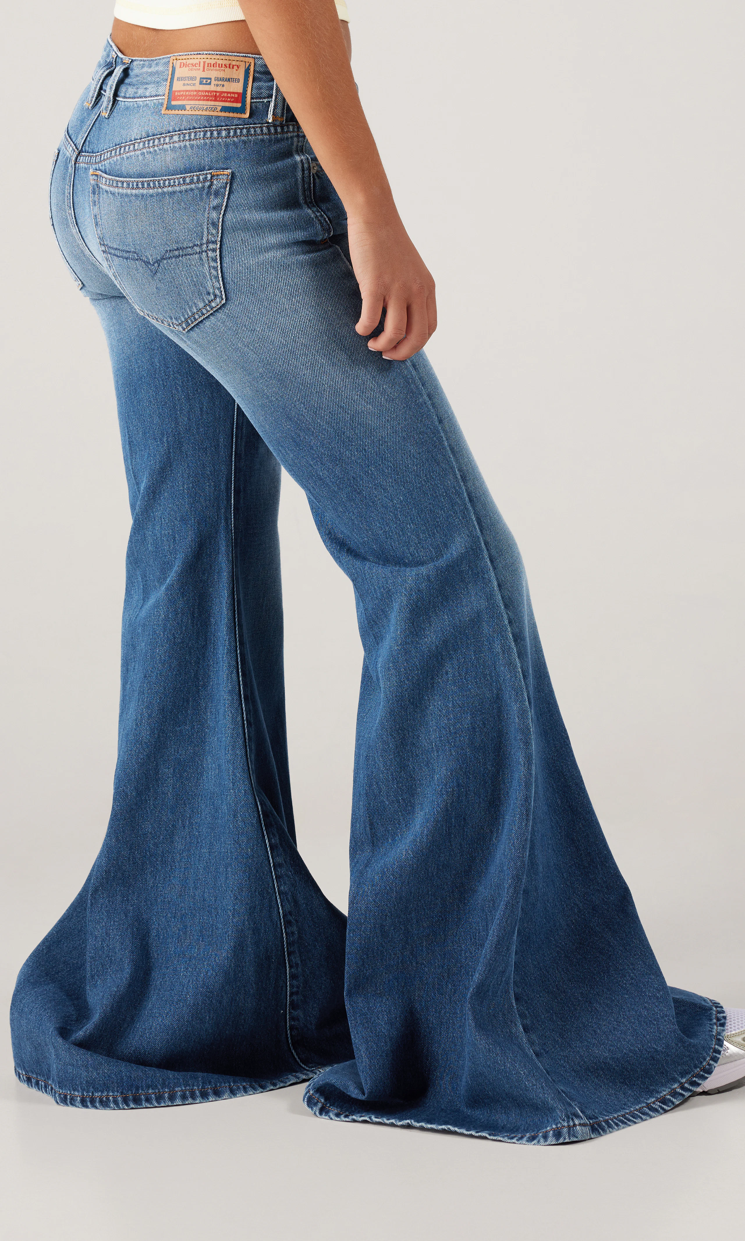 1970 D-Bleess Medium Blå Jeans. Front 2. Model.