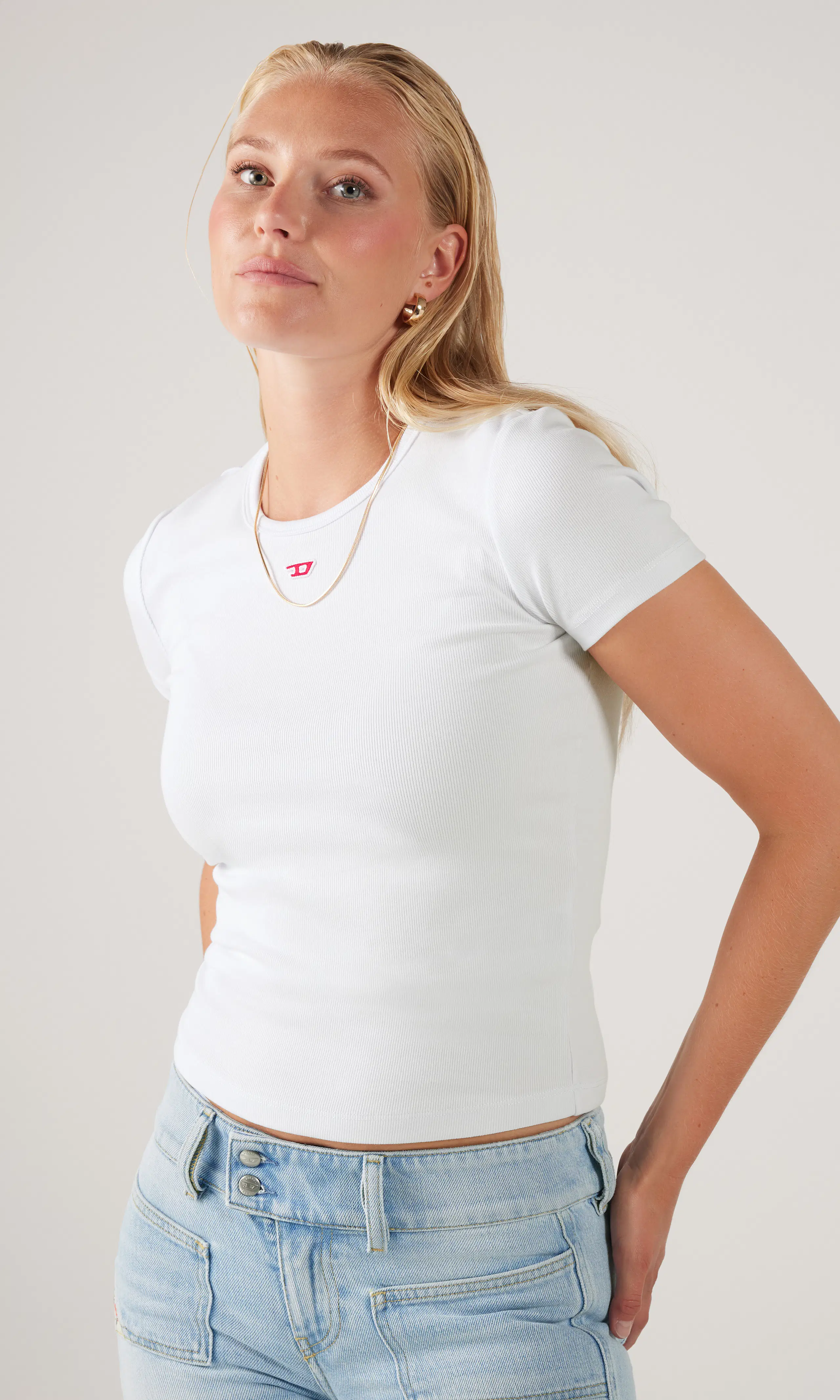 T-Ele-Long-D Vit T-Shirt. Front. Model.