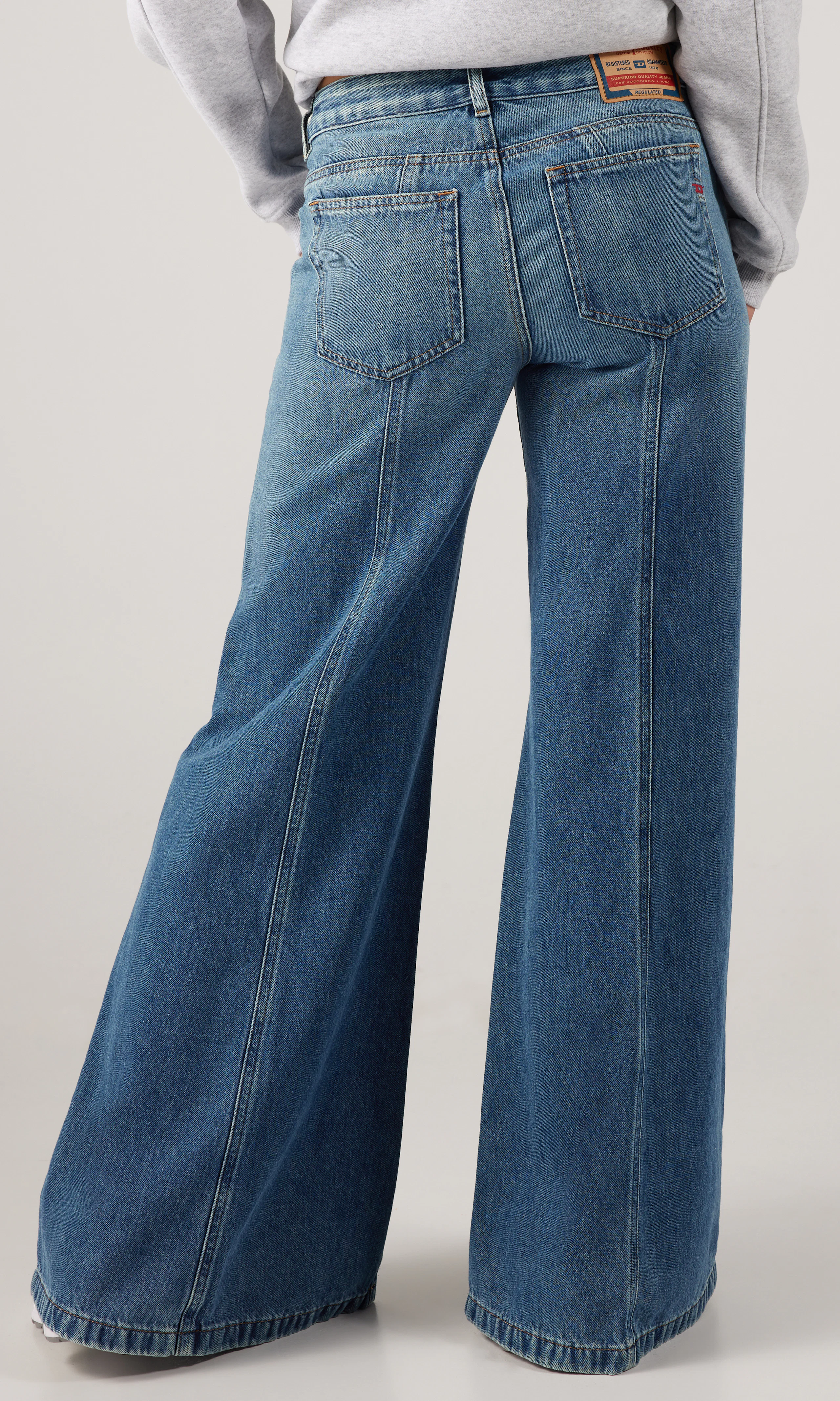 D-Akii Medium Blå Jeans. Back. Model.