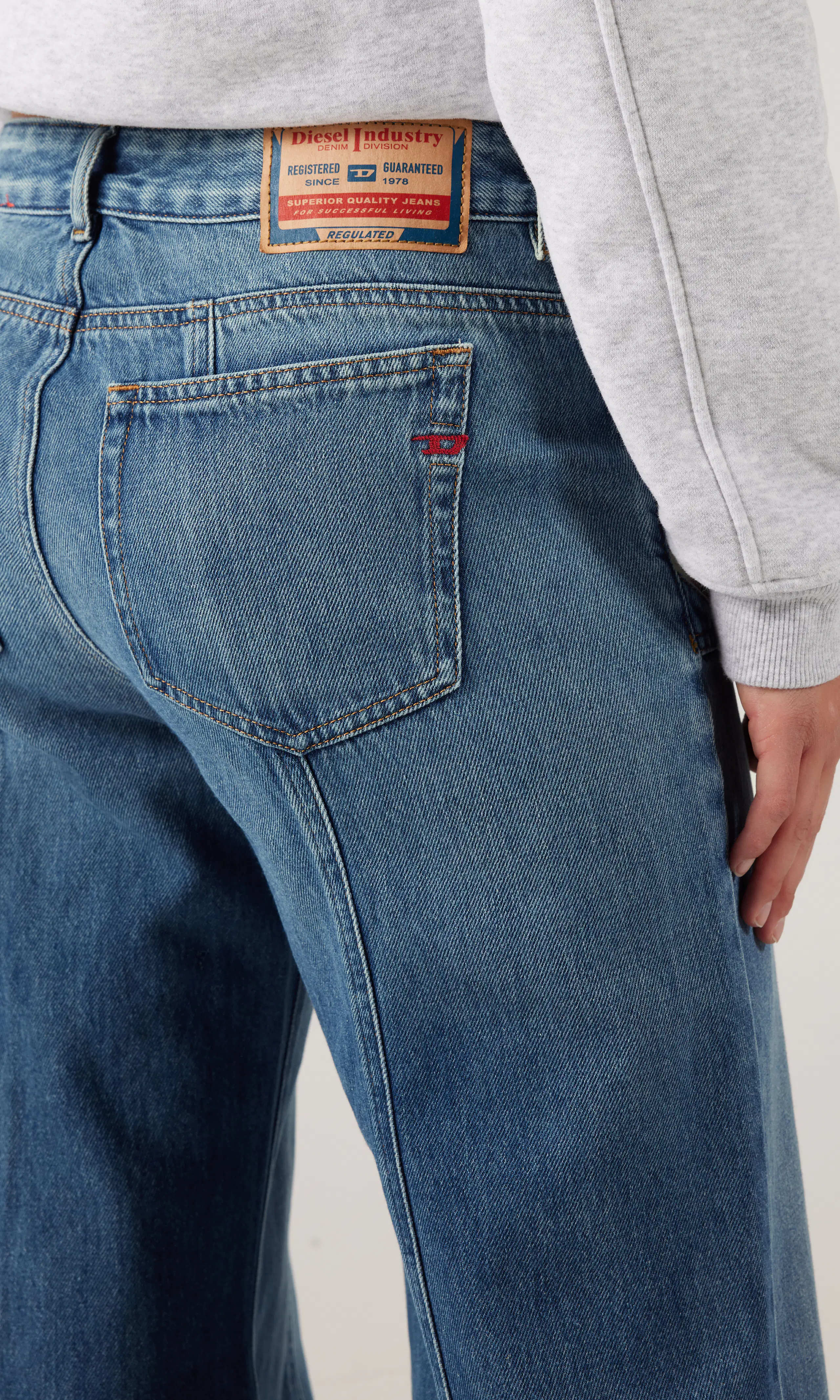 D-Akii Medium Blå Jeans. Detail 2. Model.