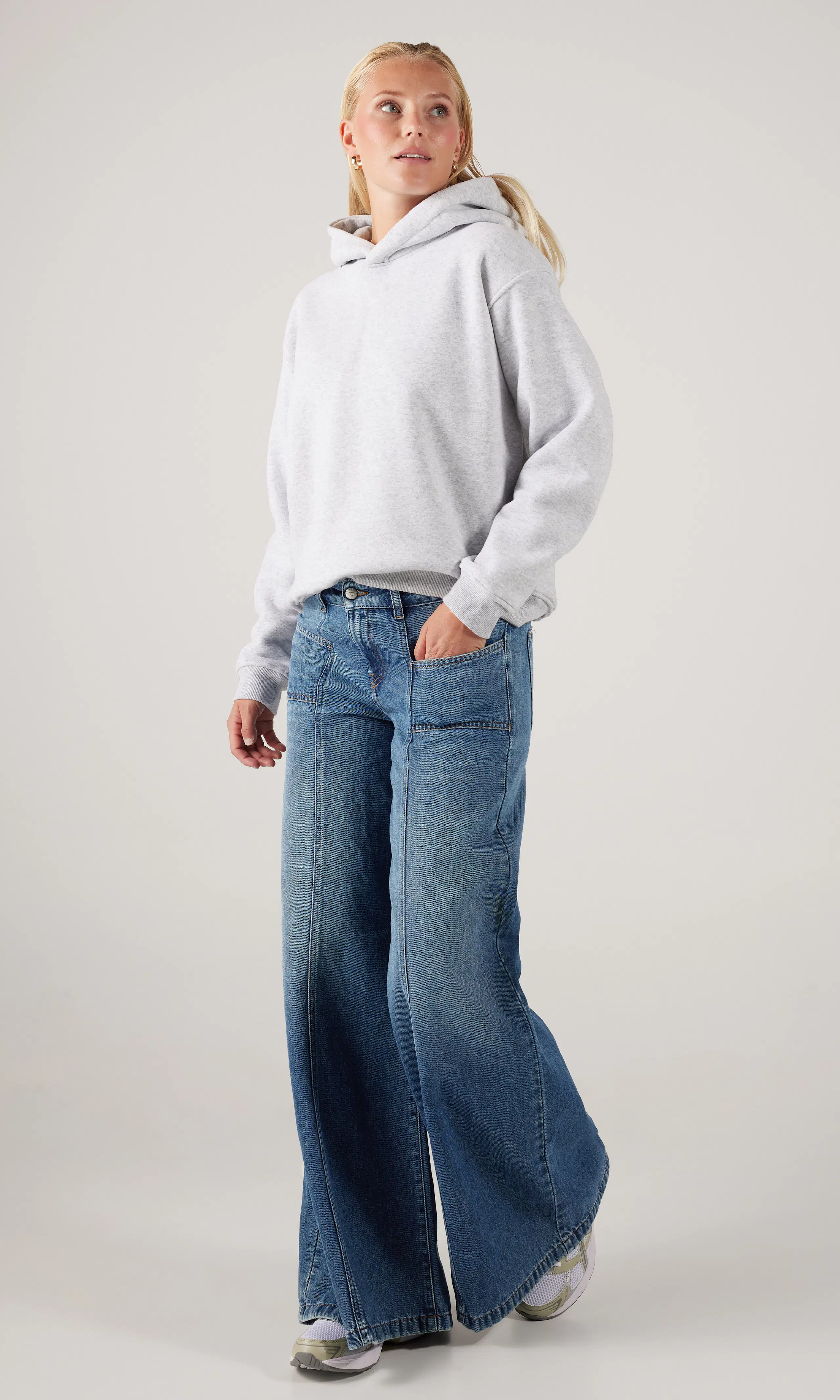 D-Akii Medium Blå Jeans. Front 1. Model.