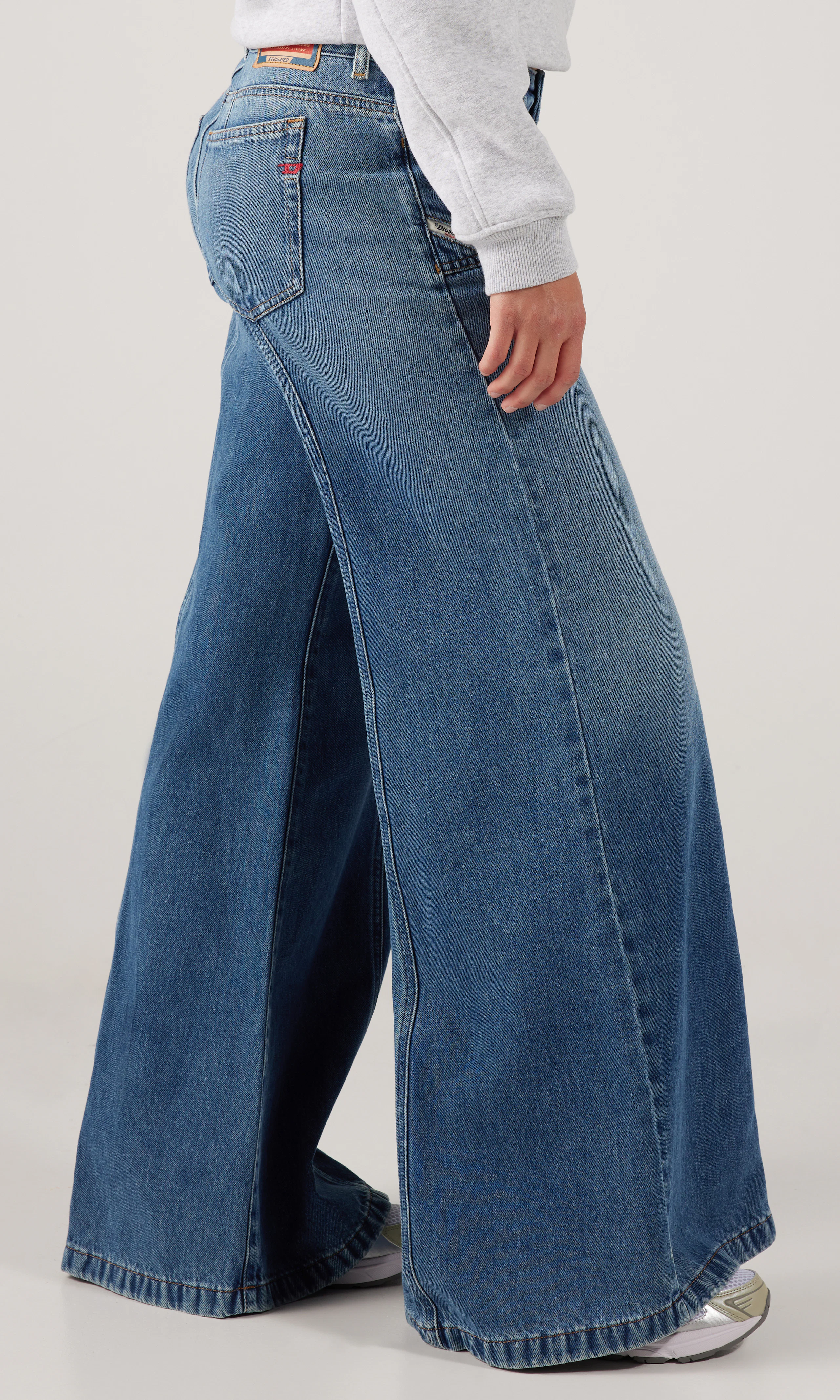 D-Akii Medium Blå Jeans. Front 2. Model.