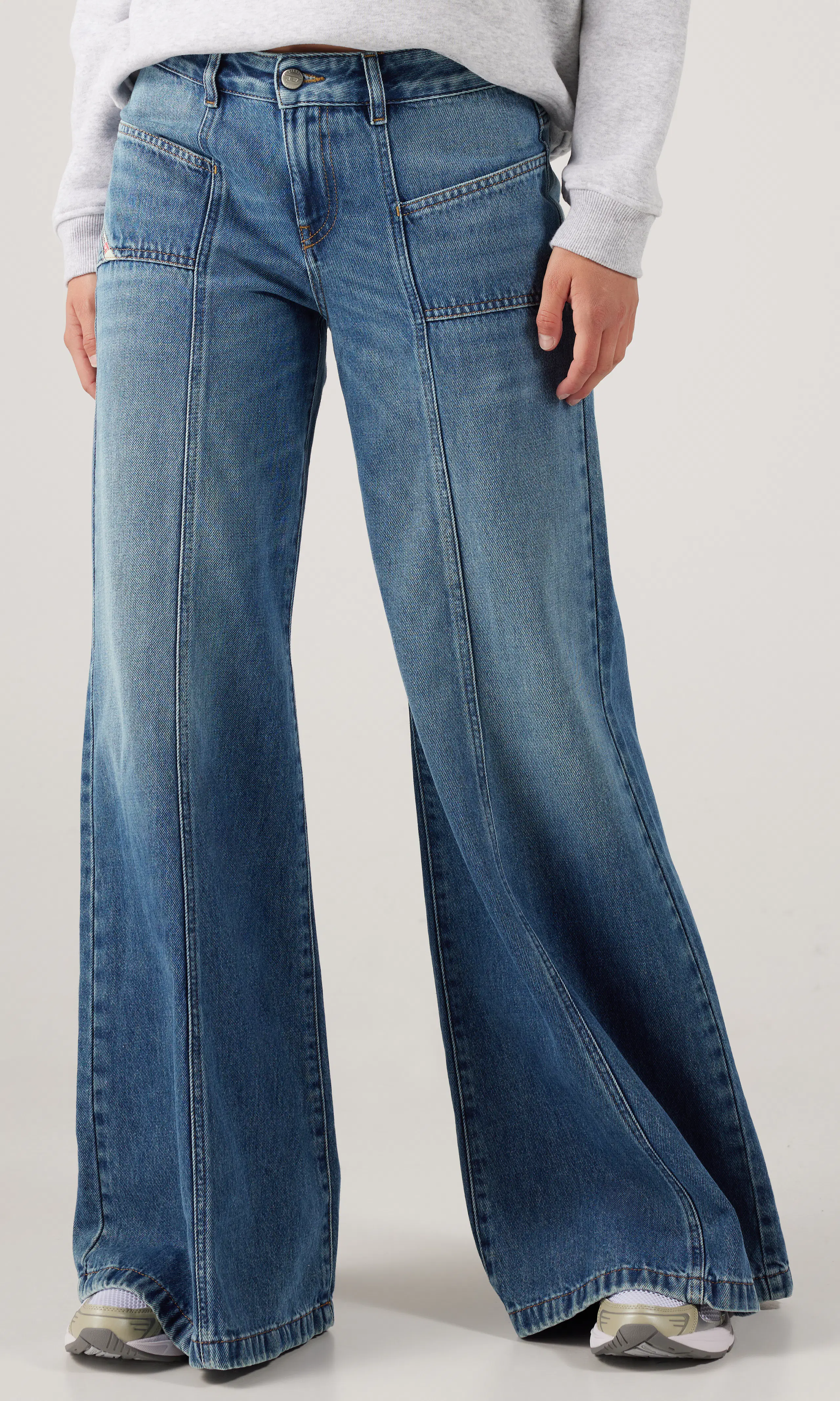 D-Akii Medium Blå Jeans. Front. Model.