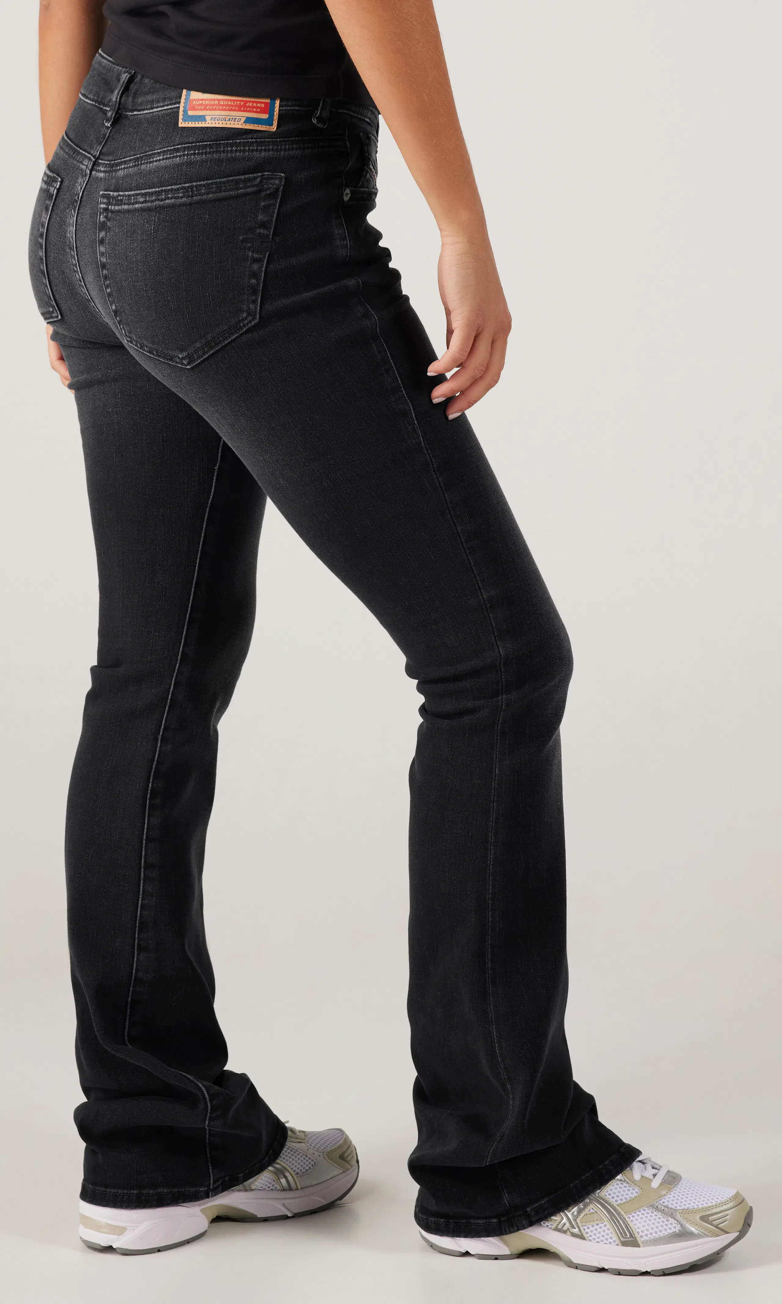 1969 D-Ebbey Svart Jeans. Front 2. Model.