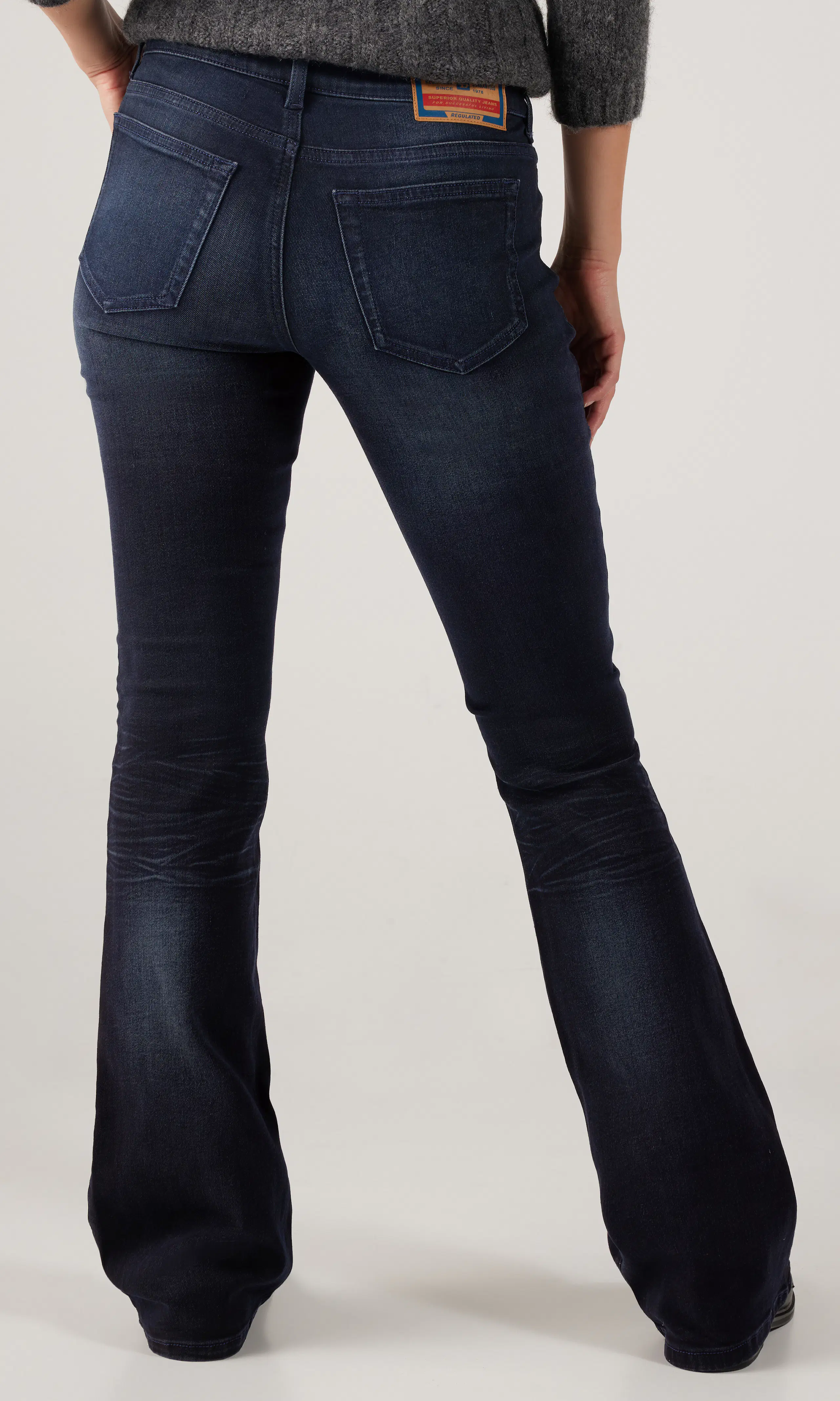 1969 D-Ebbey Mörkblå Jeans. Back. Model.