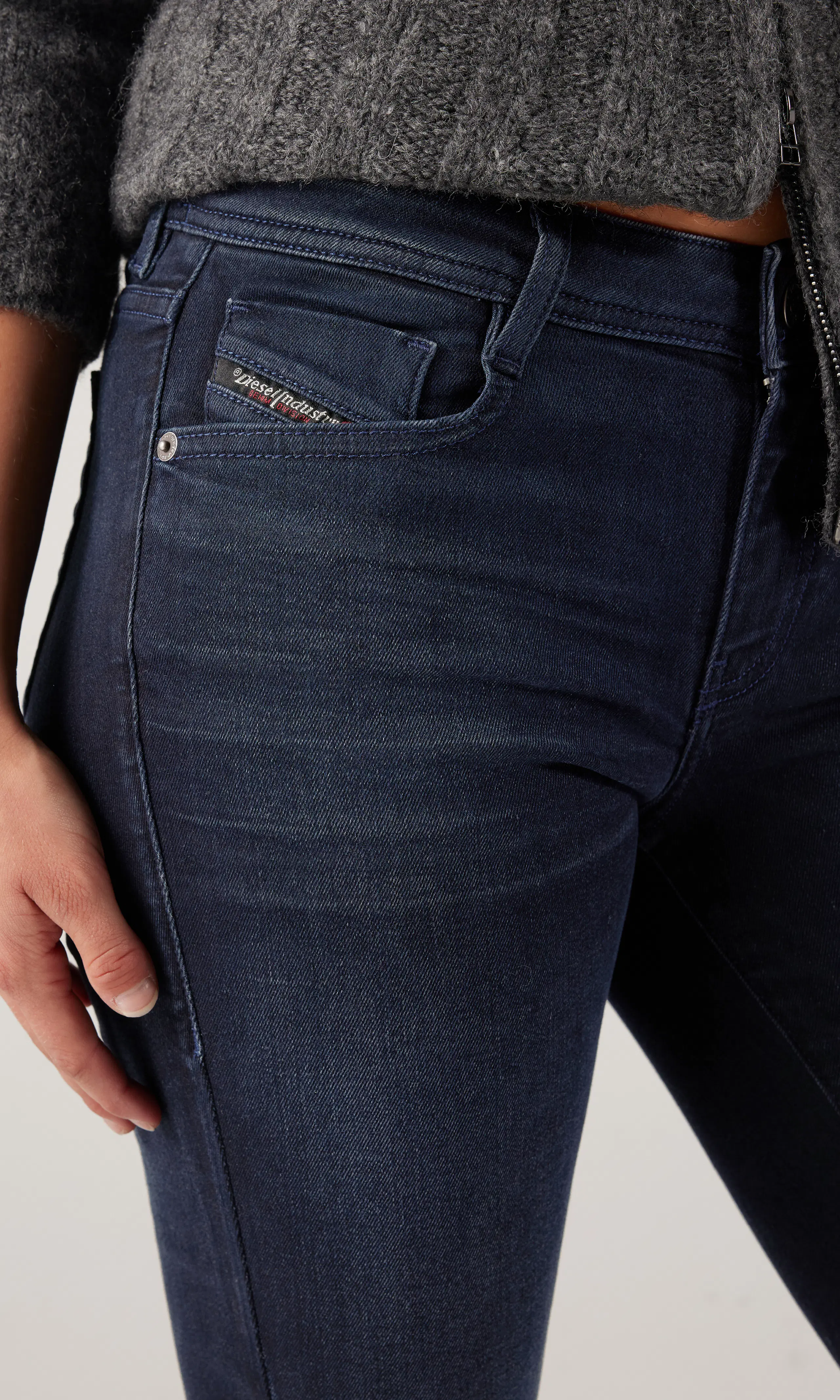 1969 D-Ebbey Mörkblå Jeans. Detail 1. Model.