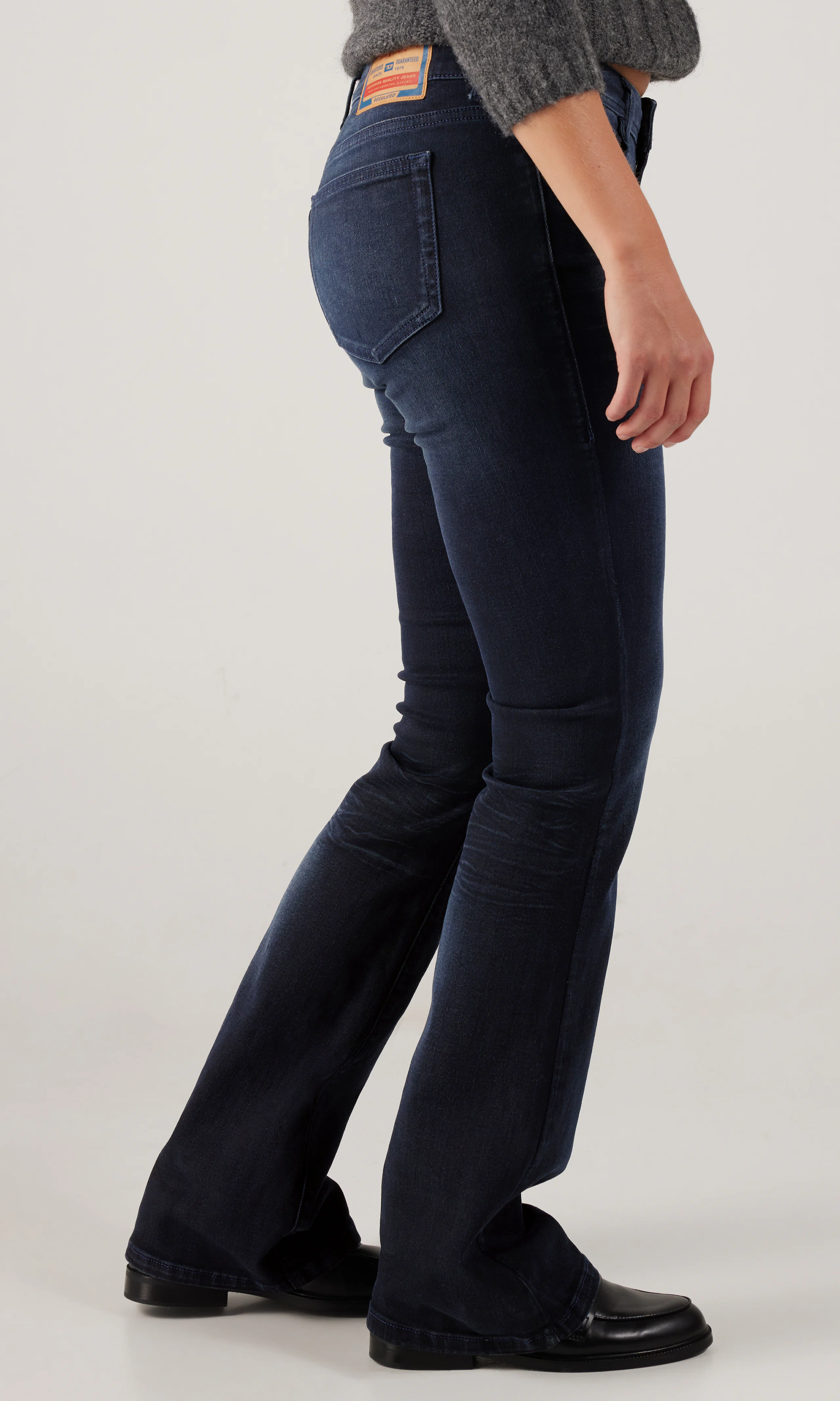 1969 D-Ebbey Mörkblå Jeans. Front 2. Model.