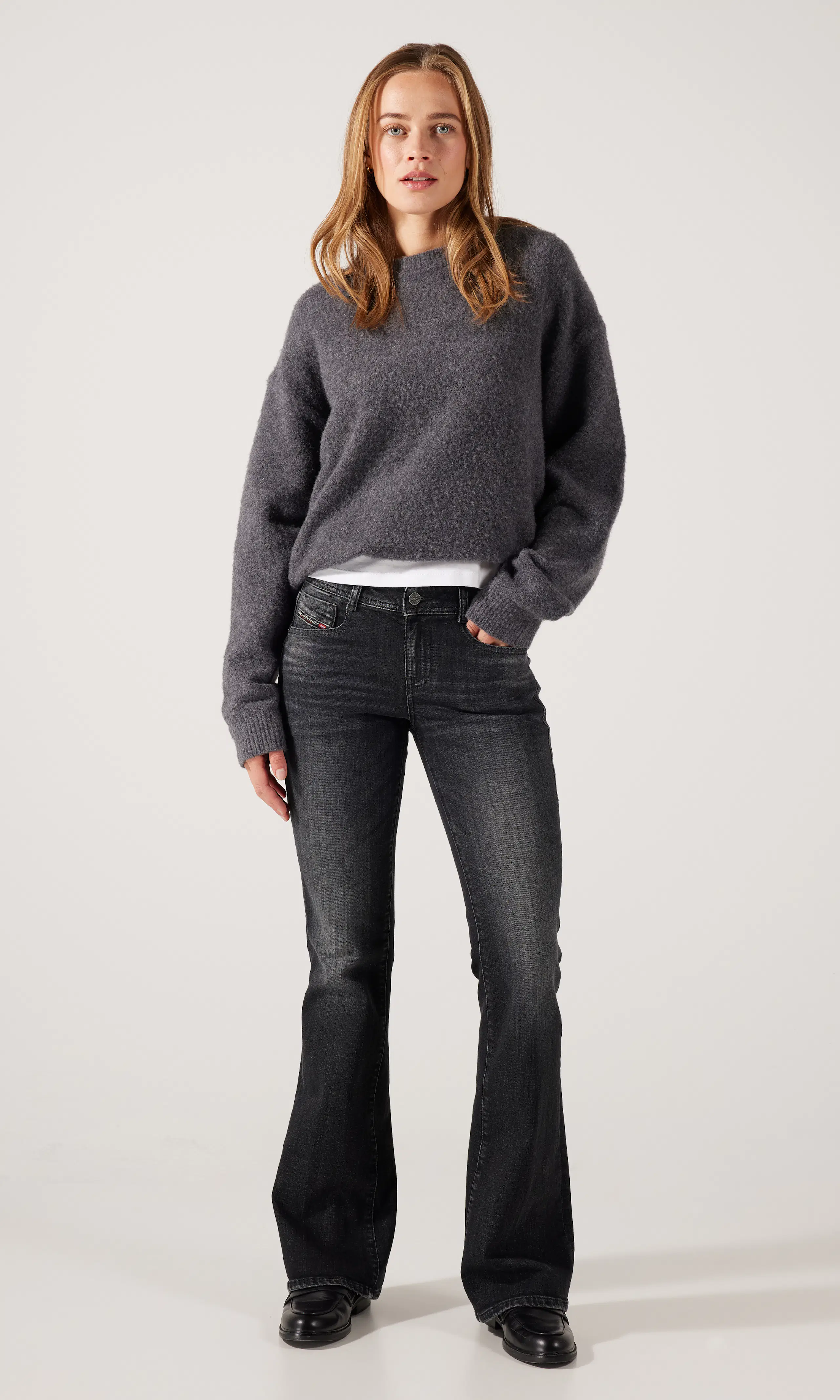 1969 D-Ebbey Mörkgrå Jeans. Front 1. Model.