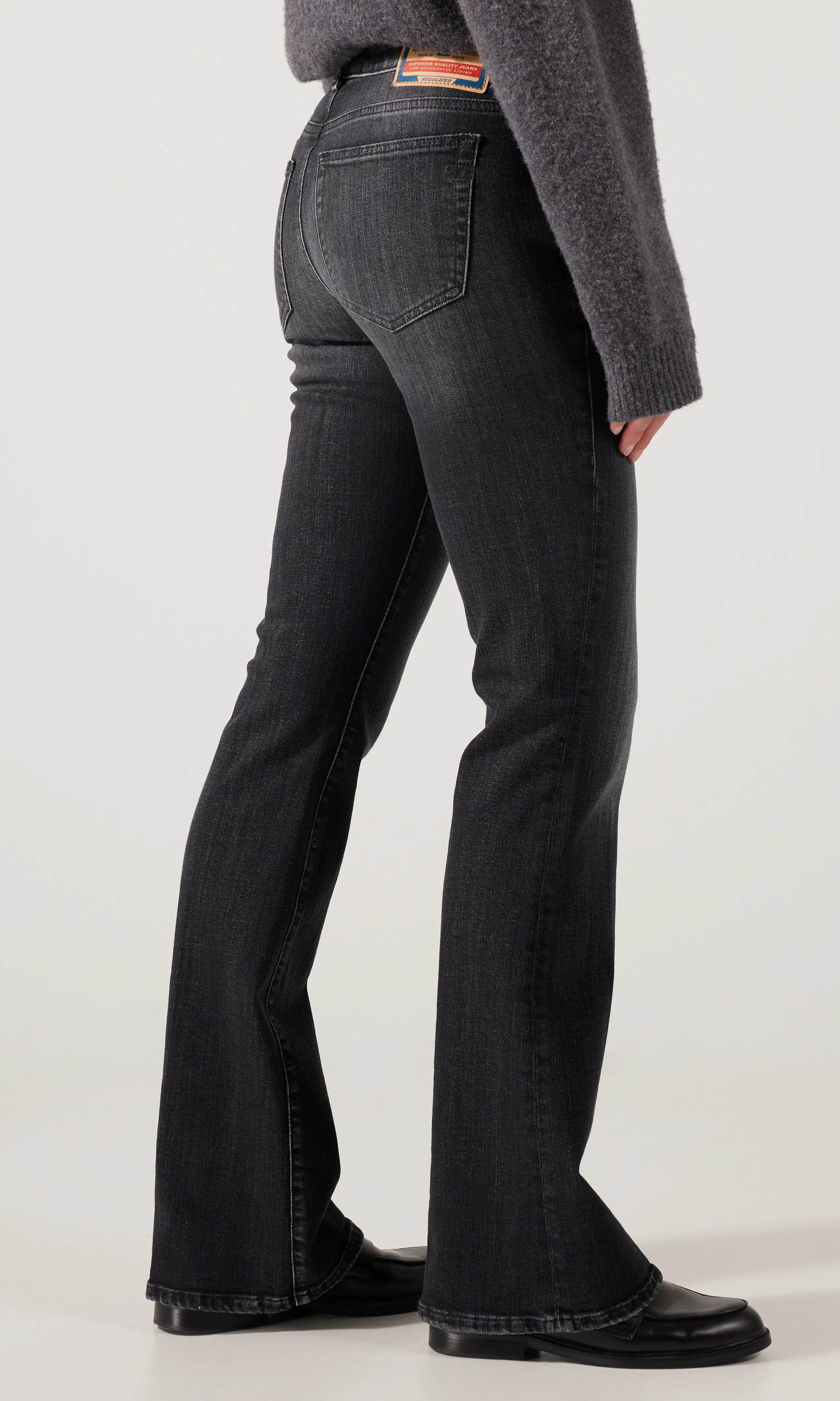 1969 D-Ebbey Mörkgrå Jeans. Front 2. Model.