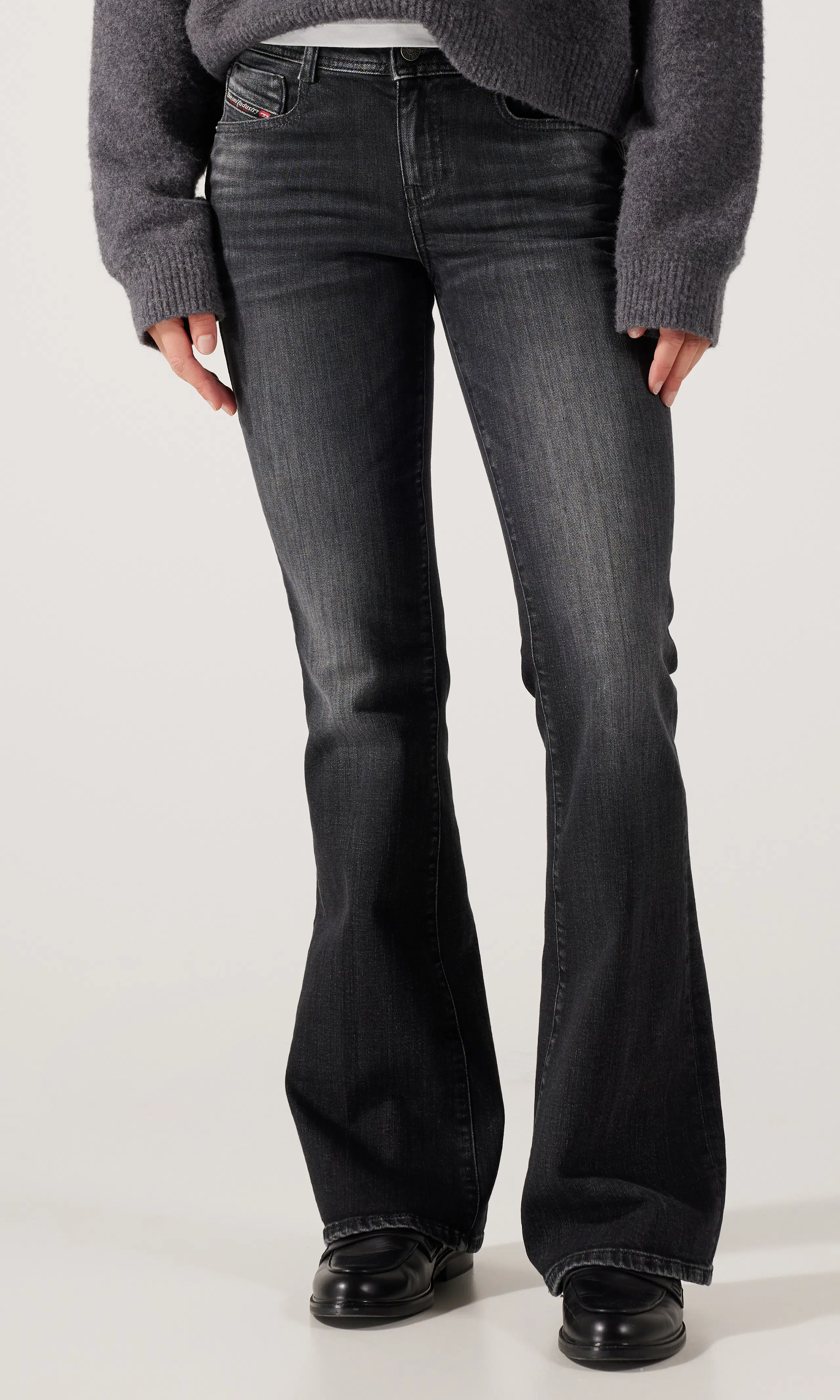 1969 D-Ebbey Mörkgrå Jeans. Front. Model.
