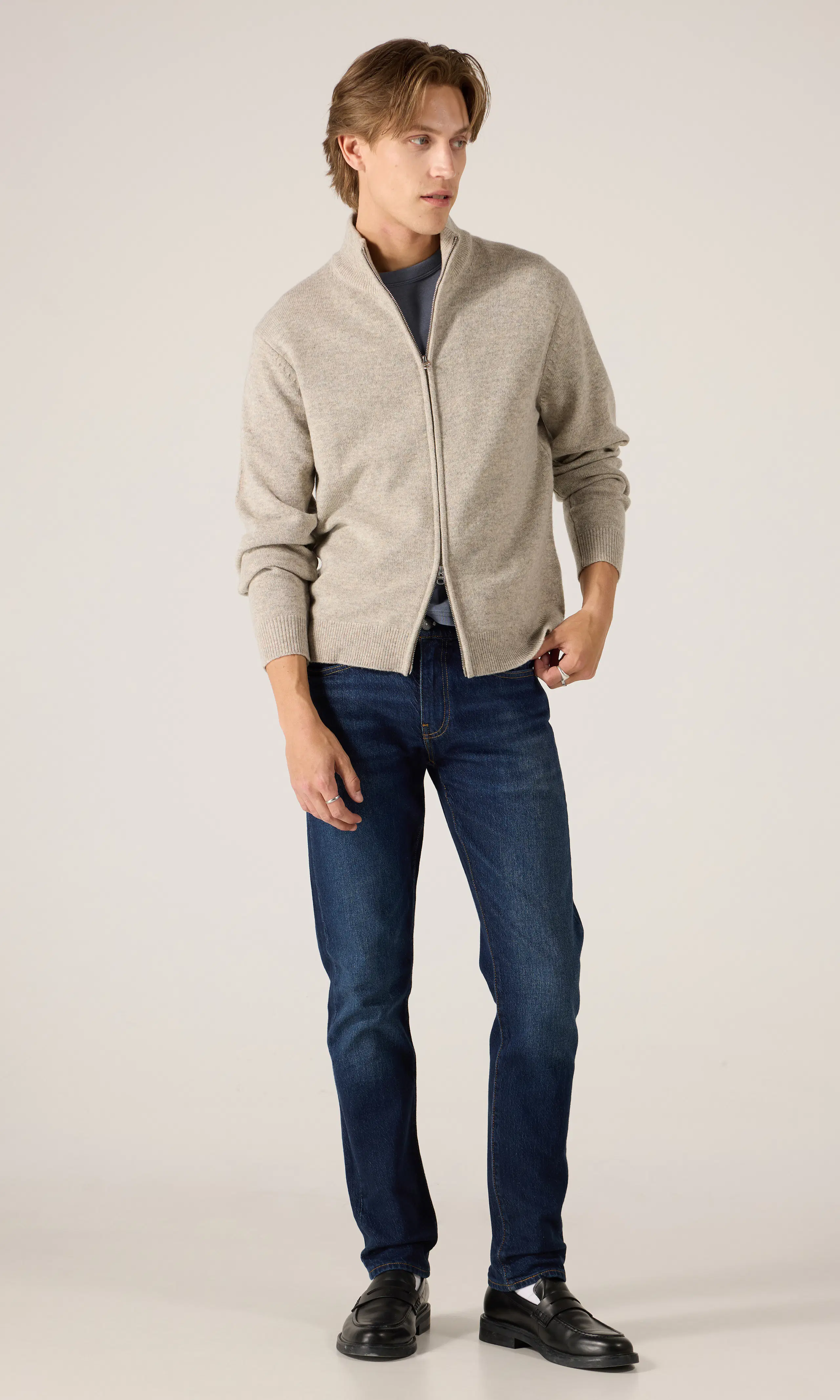 502™ Tapered Mørk Blå Jeans. Front 1. Model.