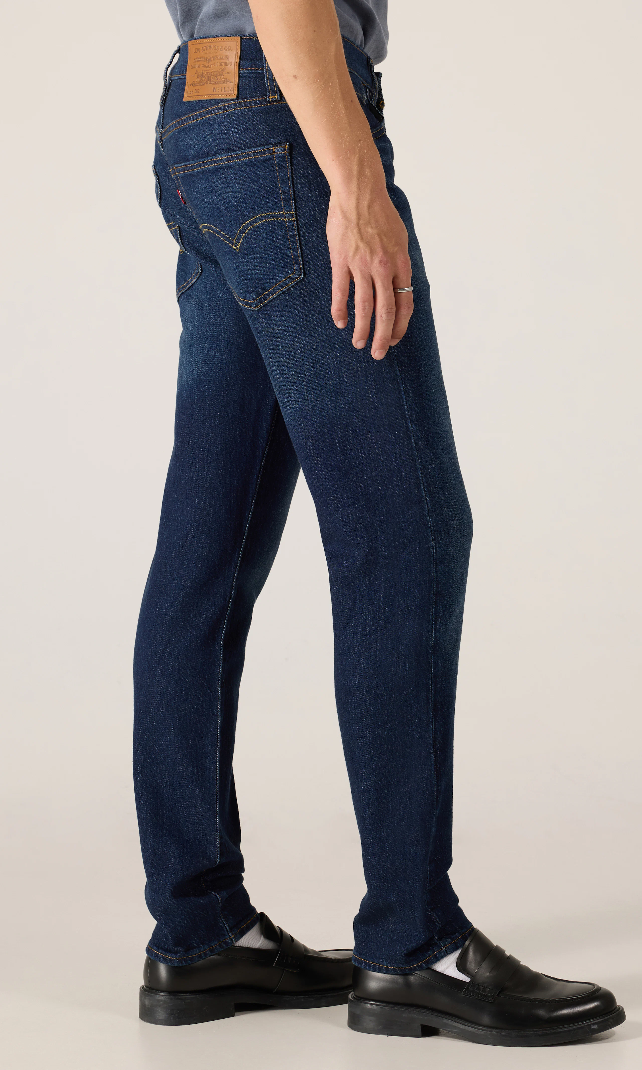 502™ Tapered Mørk Blå Jeans. Front 2. Model.