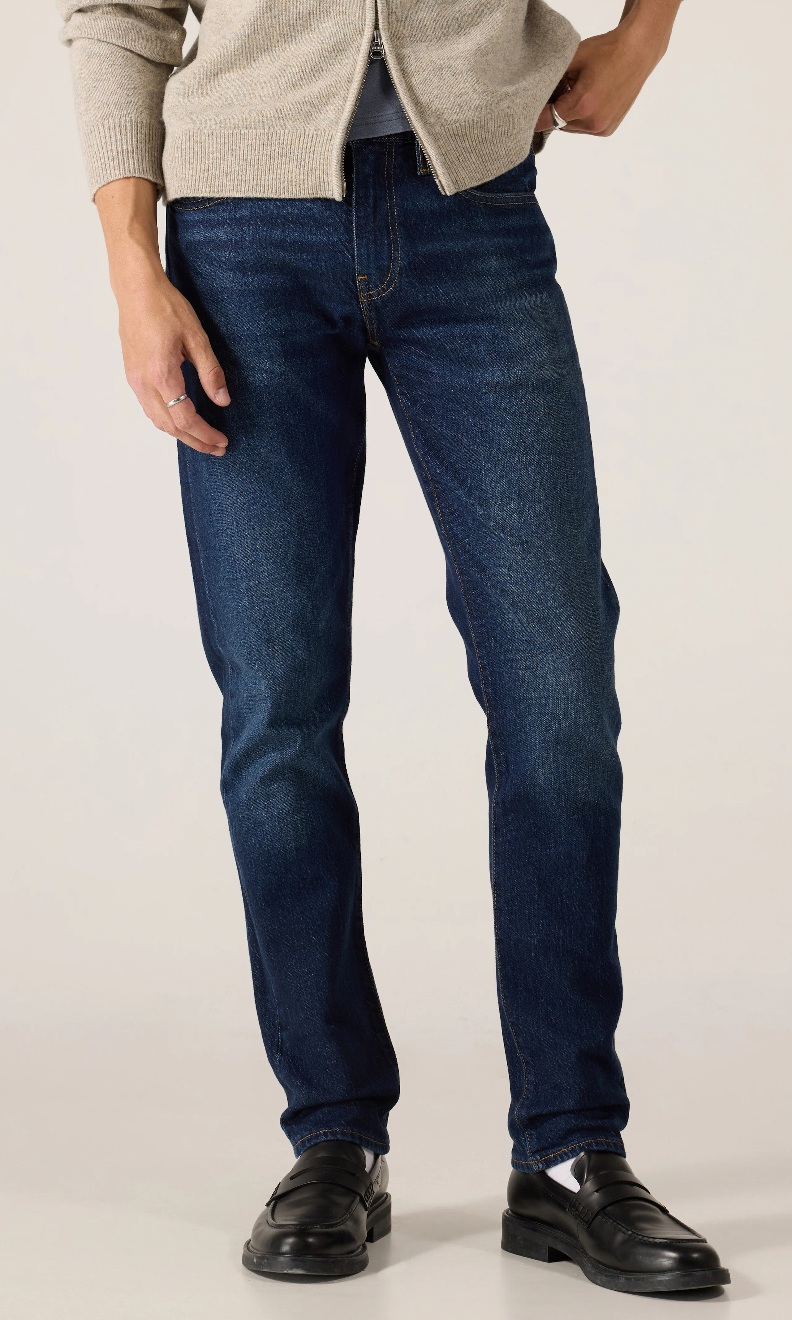 502™ Tapered Mørk Blå Jeans. Front. Model.