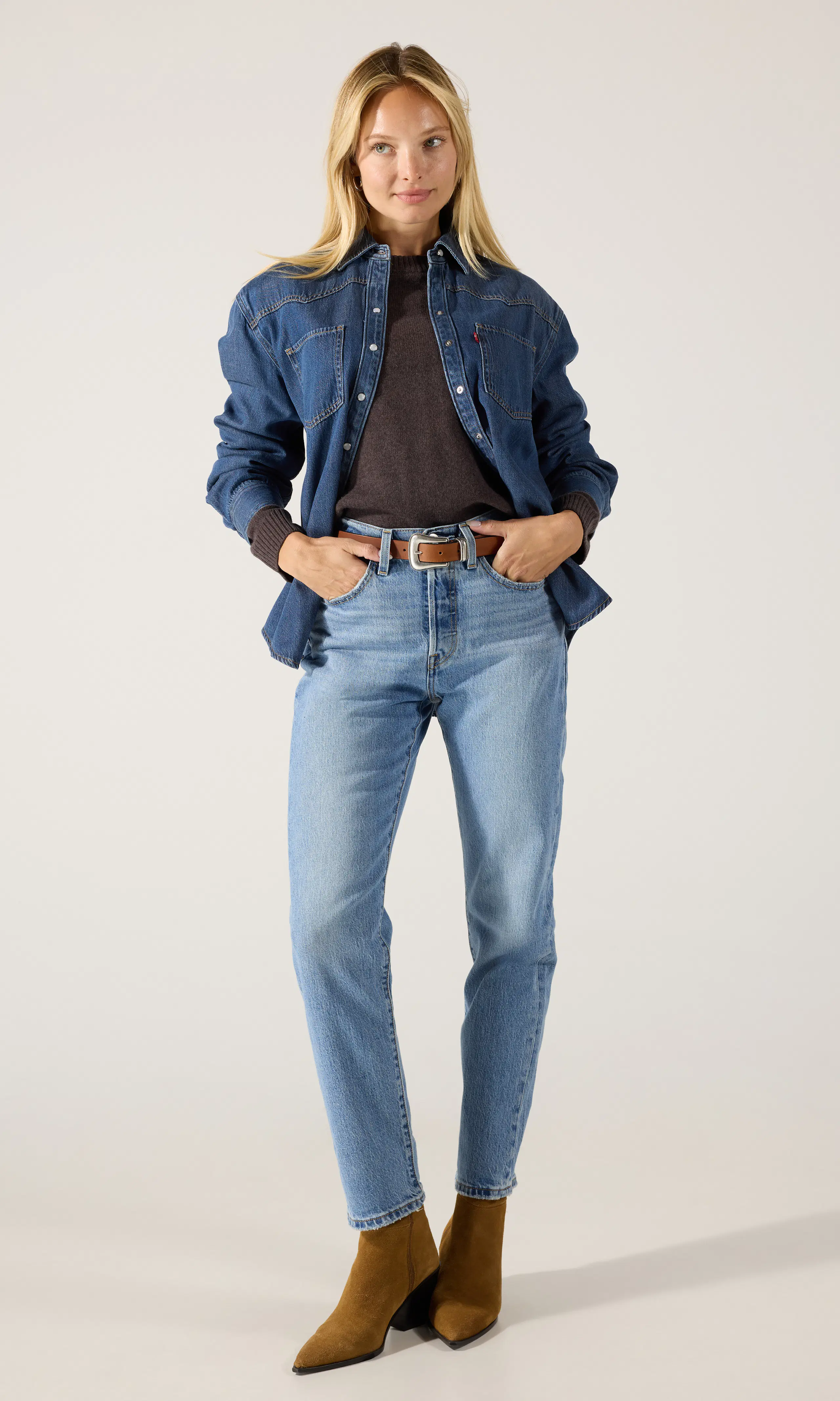 501® Crop Lys Blå Jeans. Front 1. Model.
