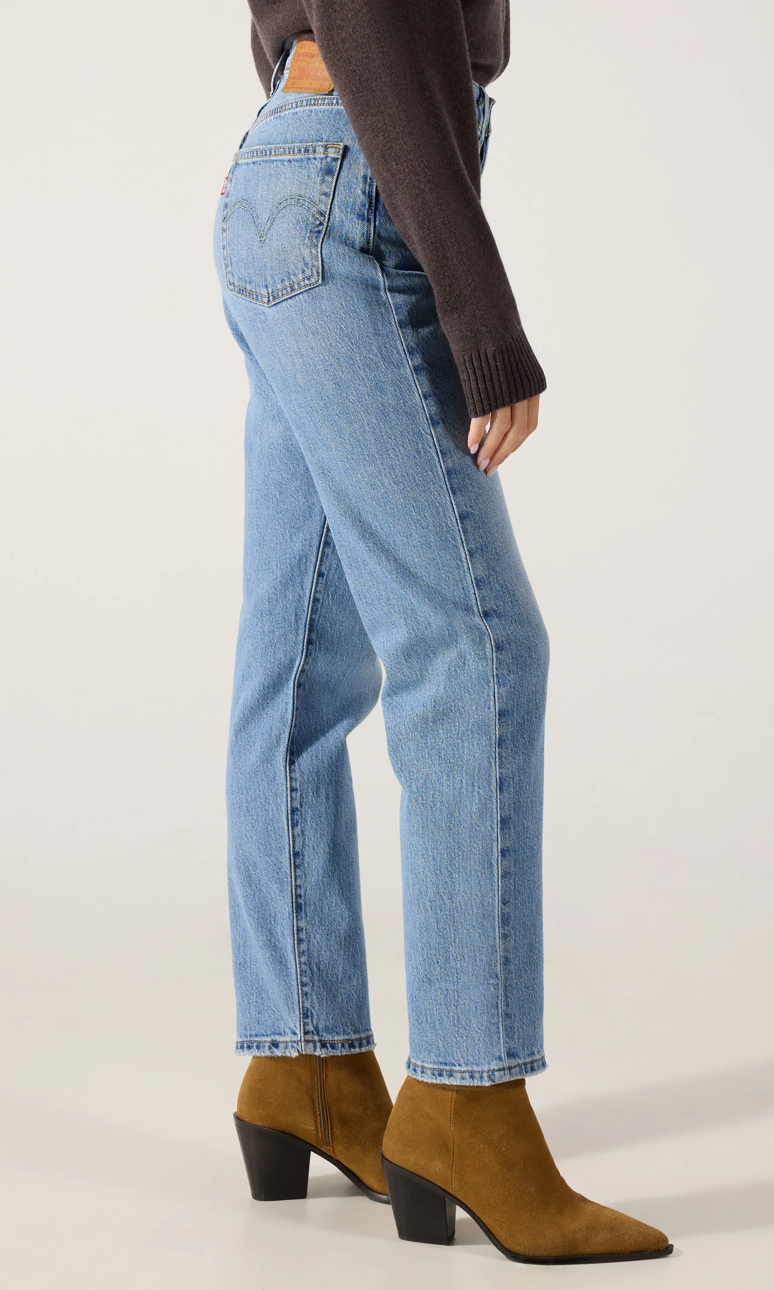 501® Crop Lys Blå Jeans. Front 2. Model.