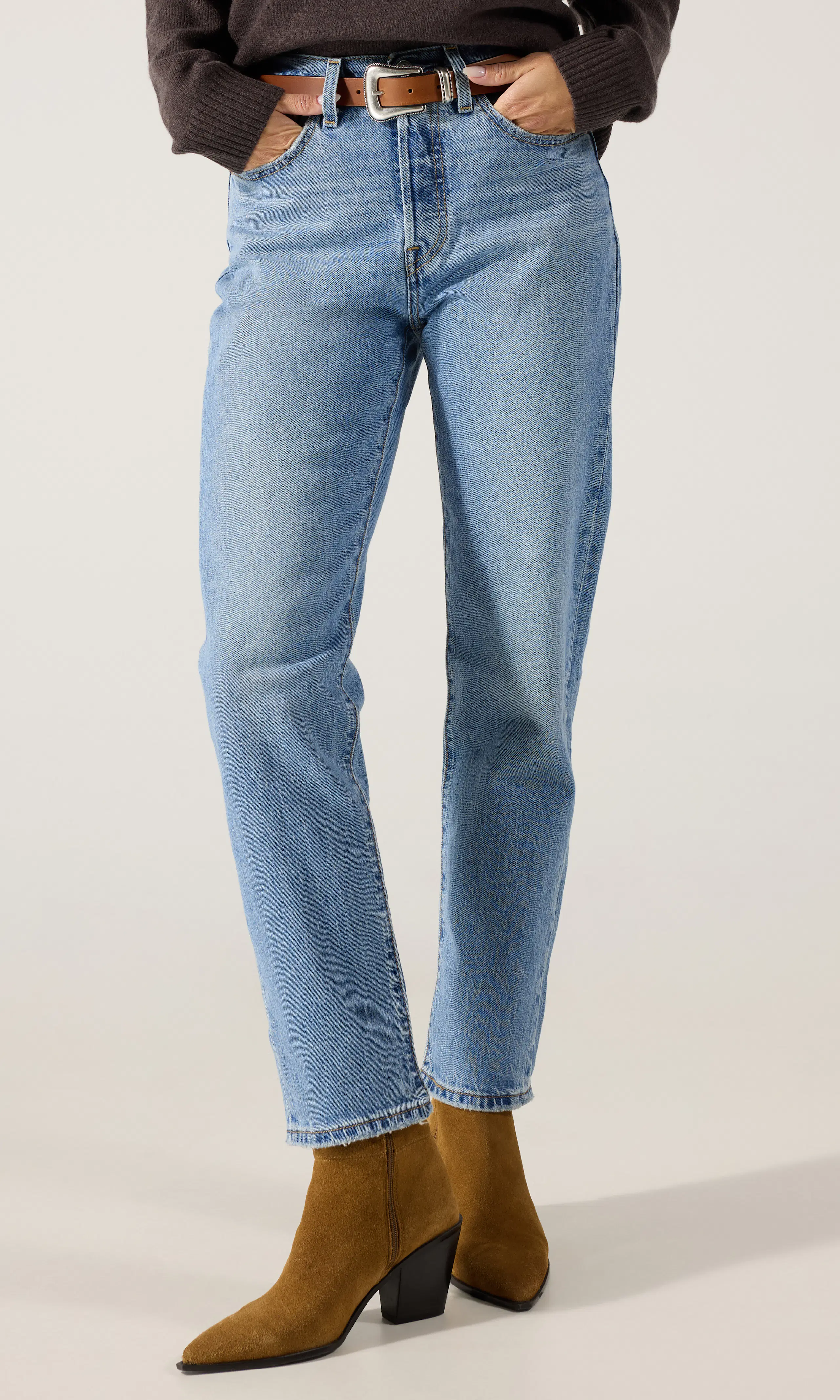 501® Crop Lys Blå Jeans. Front. Model.