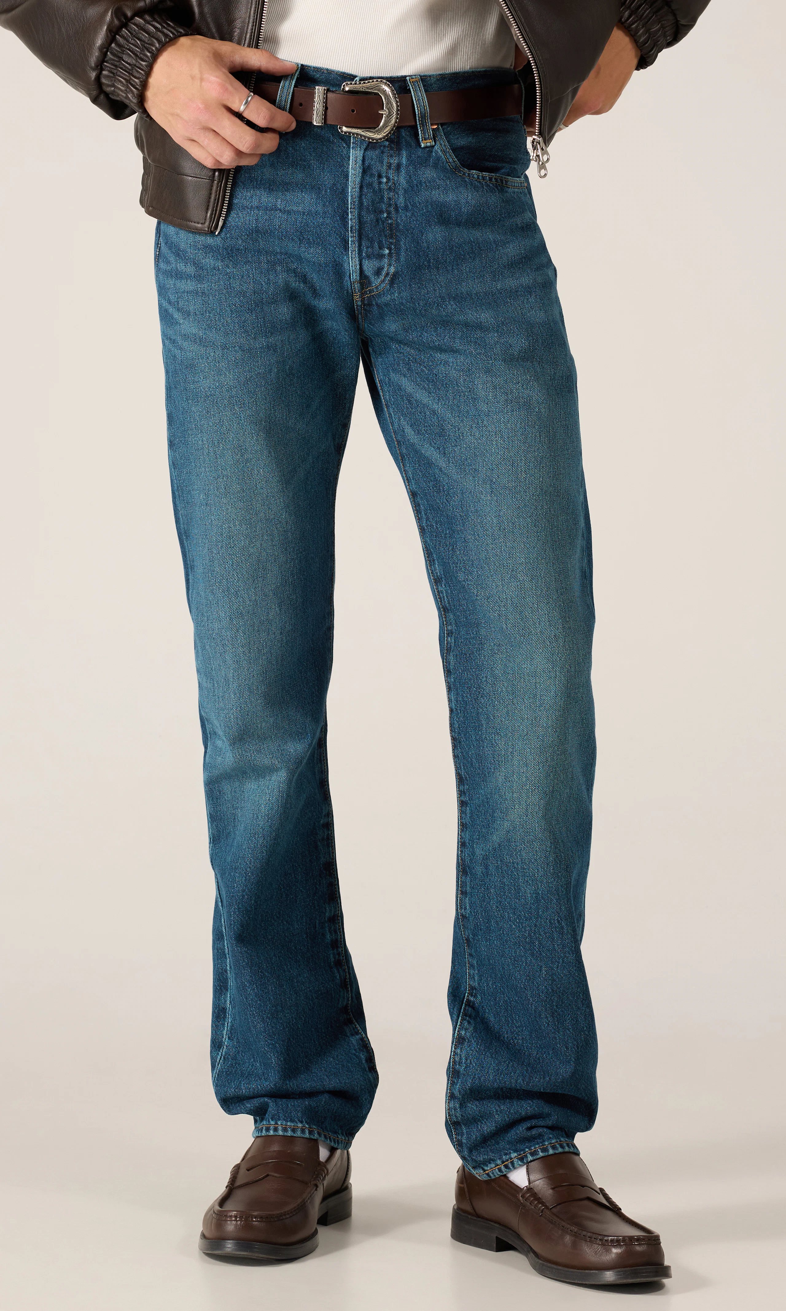 501® Original Mørk Blå Jeans. Front. Model.