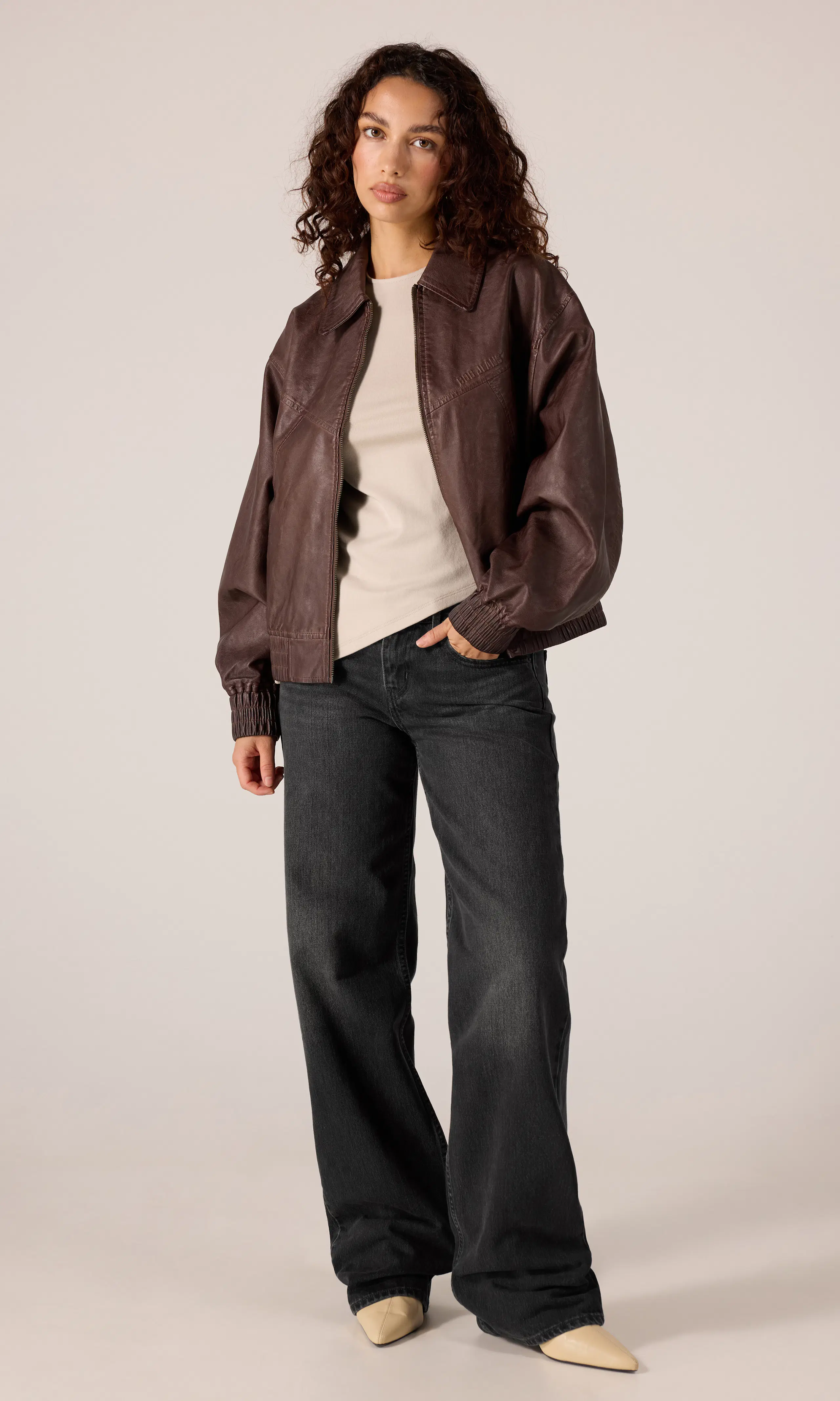 Low Loose Svart Jeans. Front 1. Model.