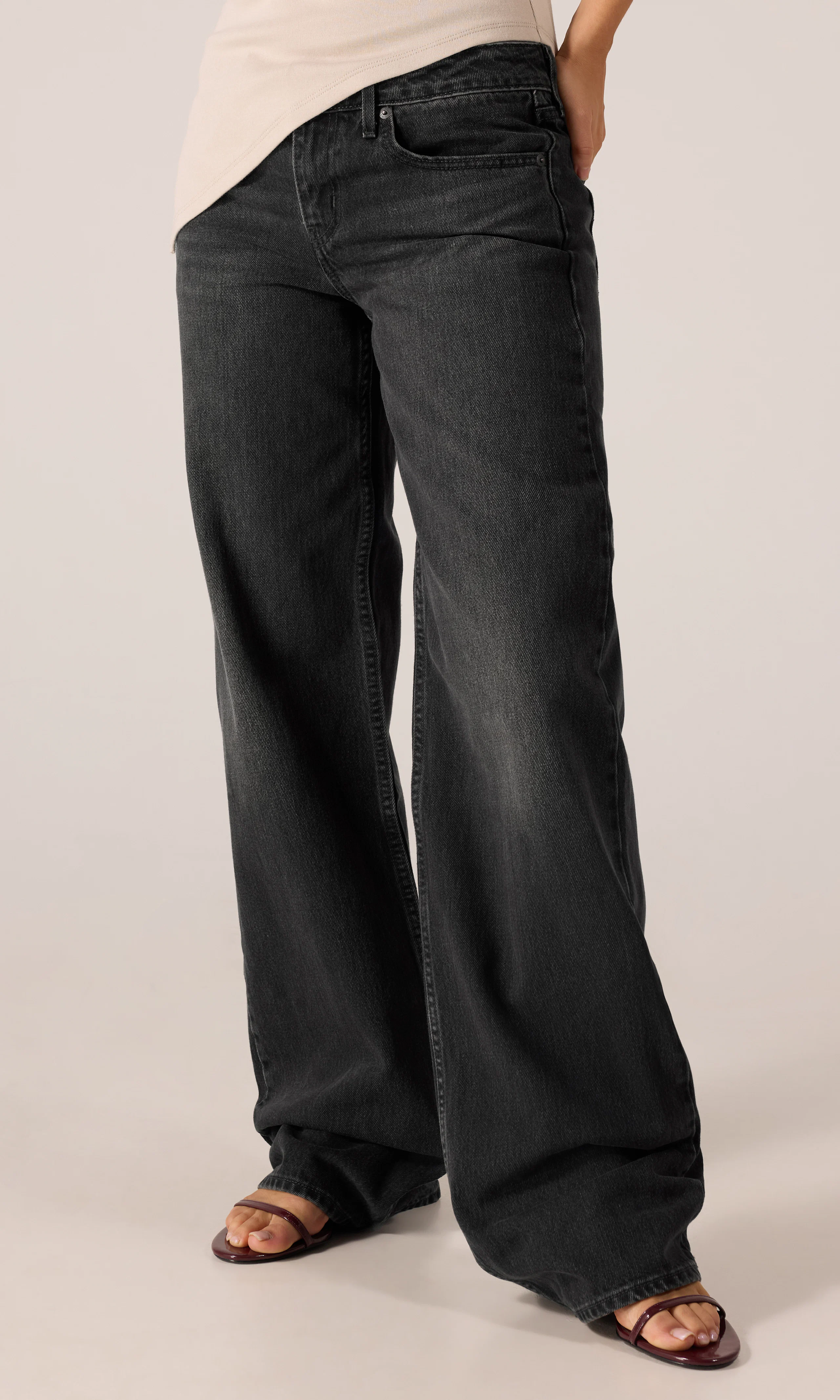 Low Loose Svart Jeans. Front. Model.