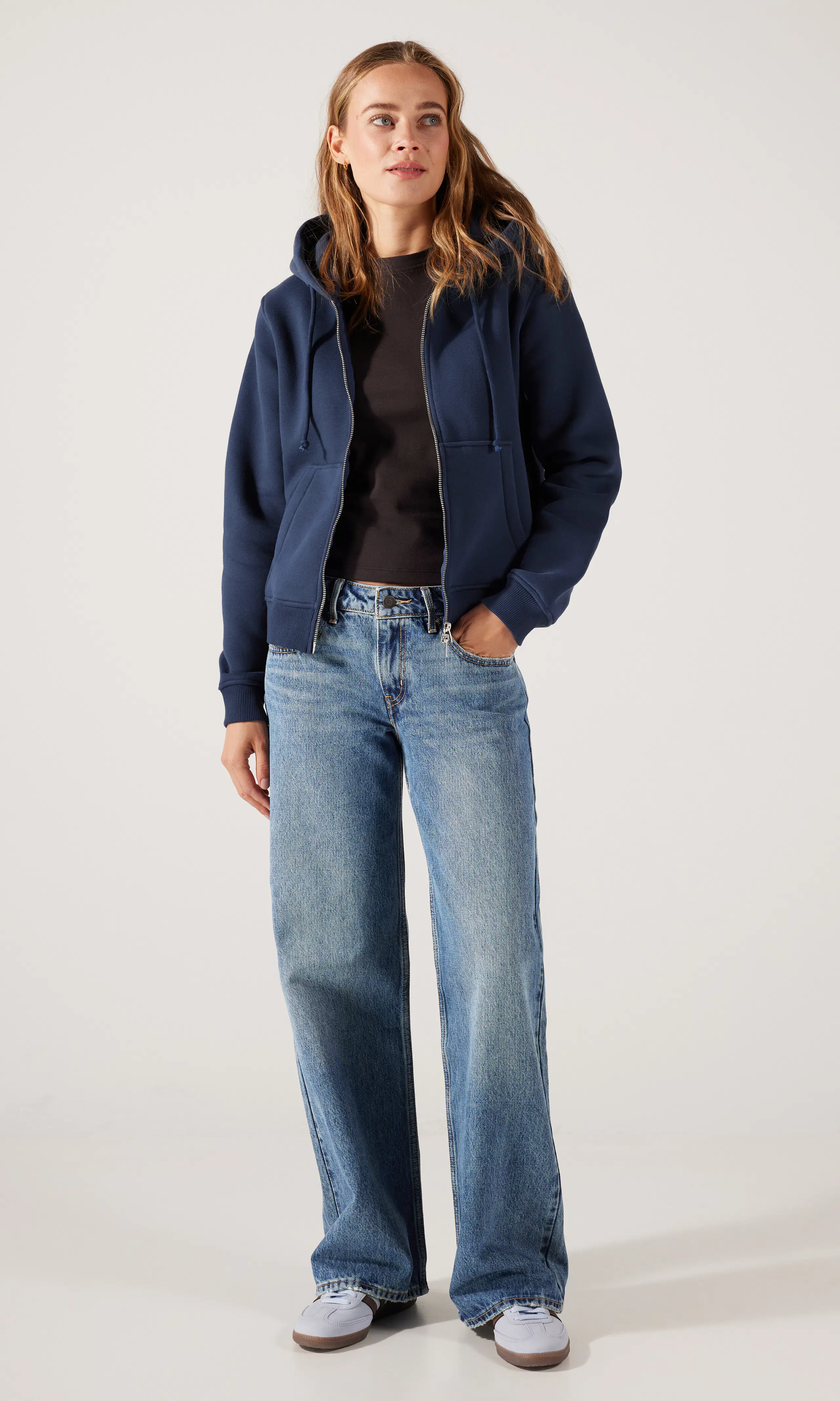 Low Loose Ljusblå Jeans. Front 1. Model.