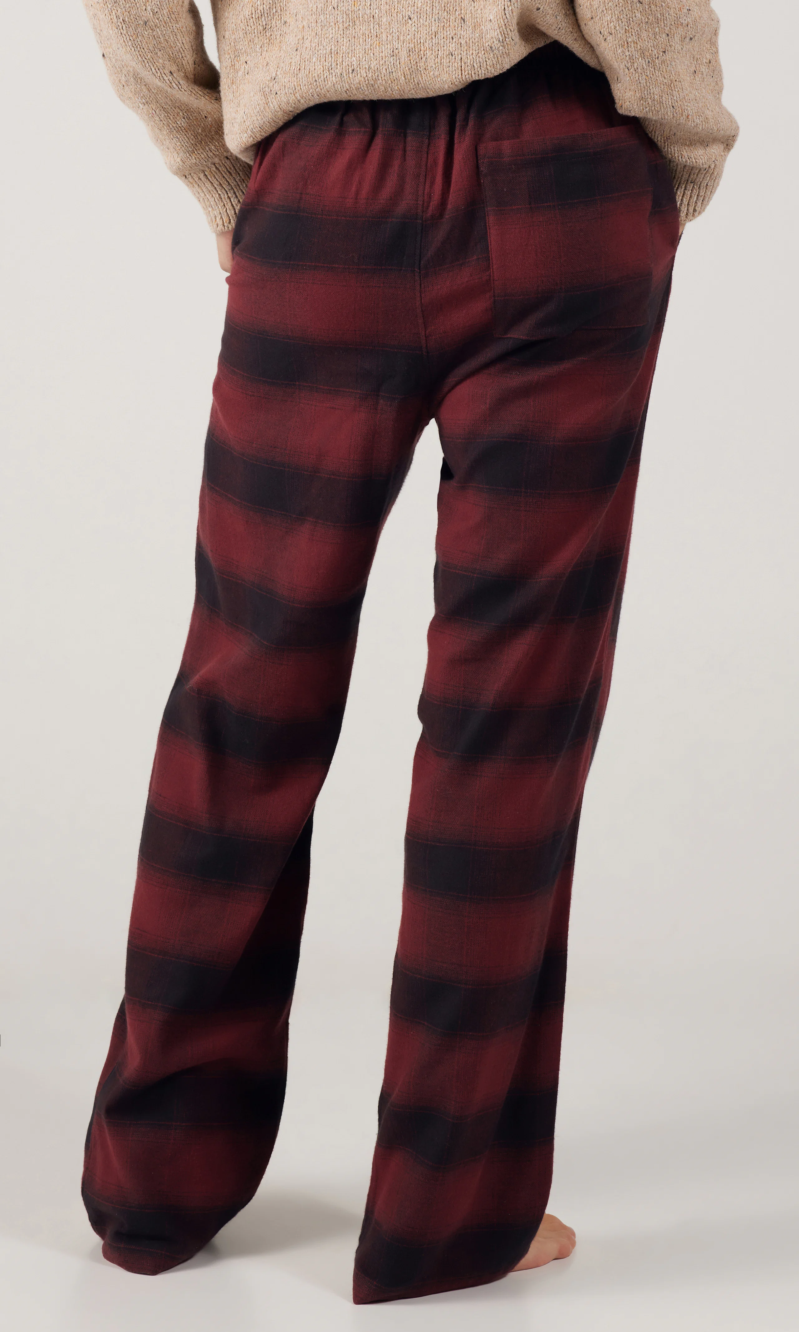 PJ Flannell Pyjamahousut. Back. Model.