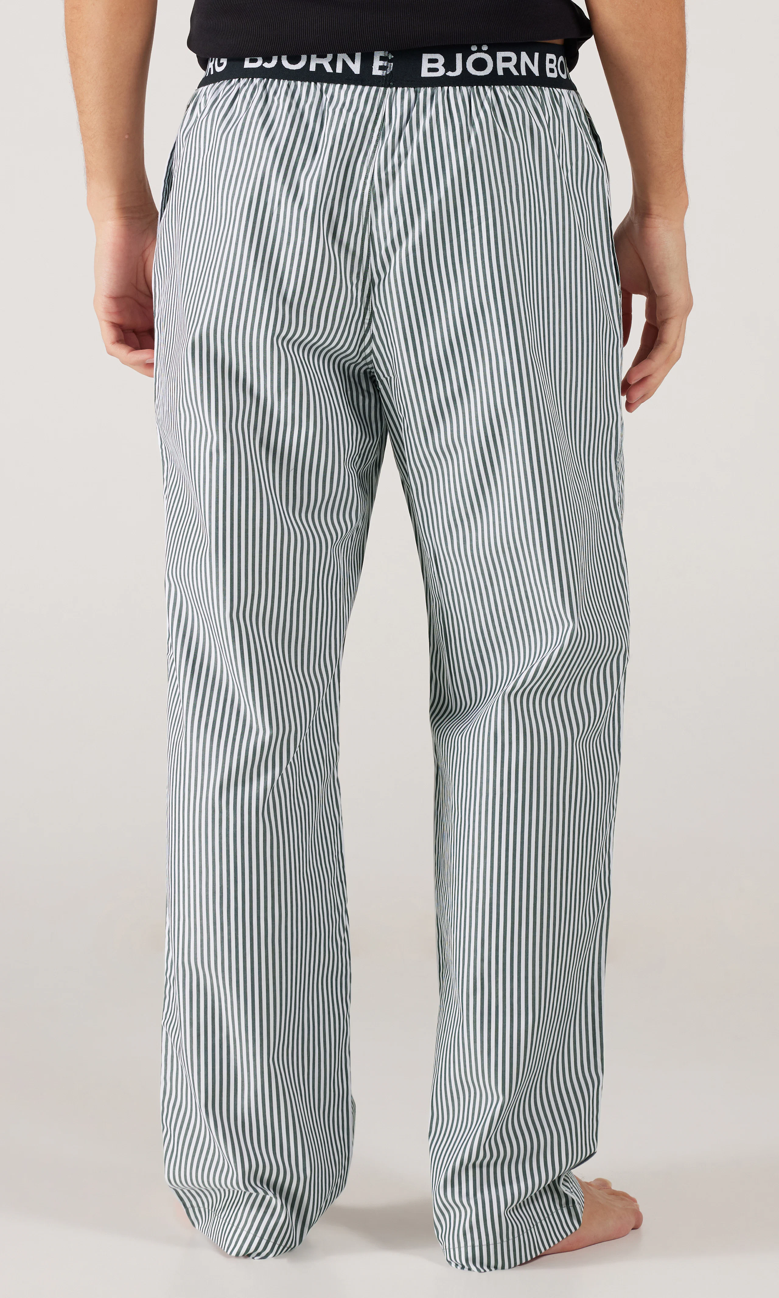 Core Woven Logo Pyjamahousut. Back. Model.