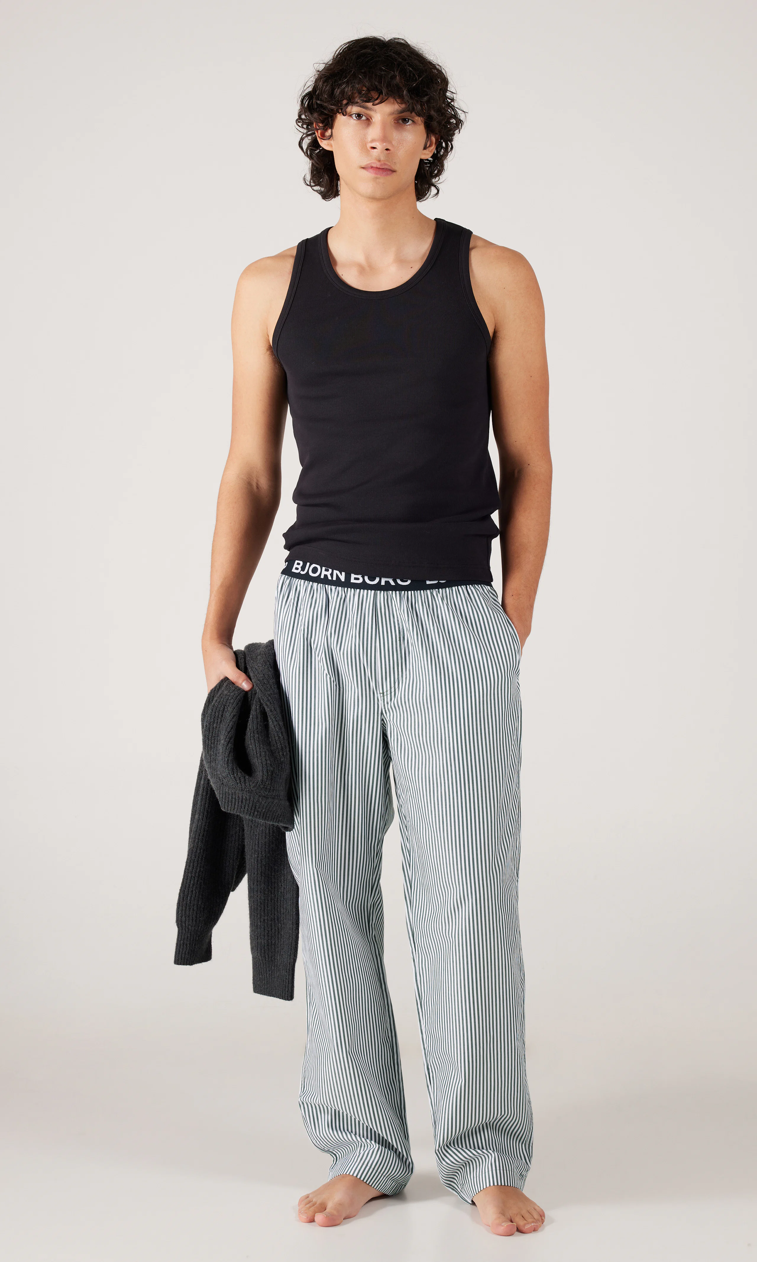 Core Woven Logo Pyjamahousut. Front 1. Model.