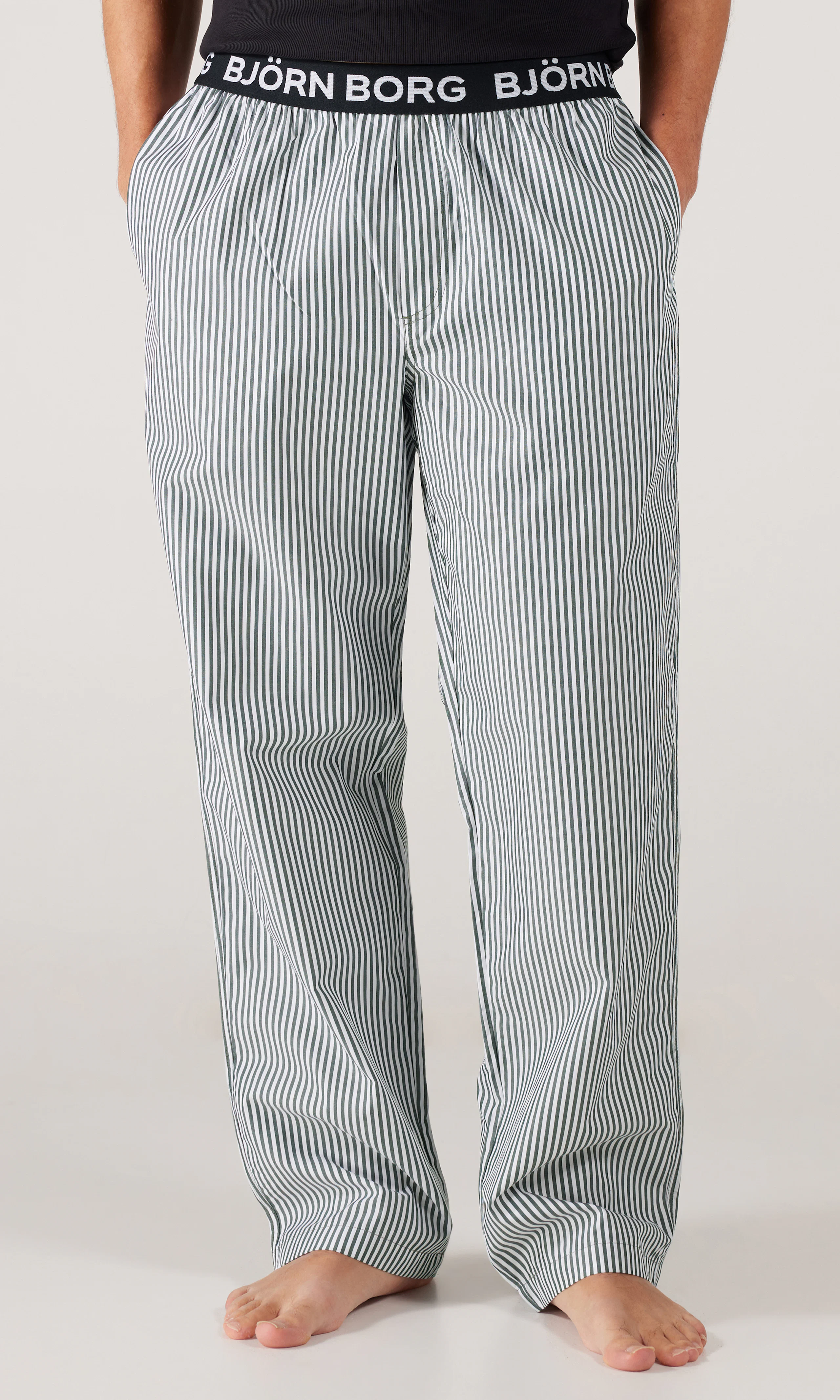Core Woven Logo Pyjamahousut. Front. Model.