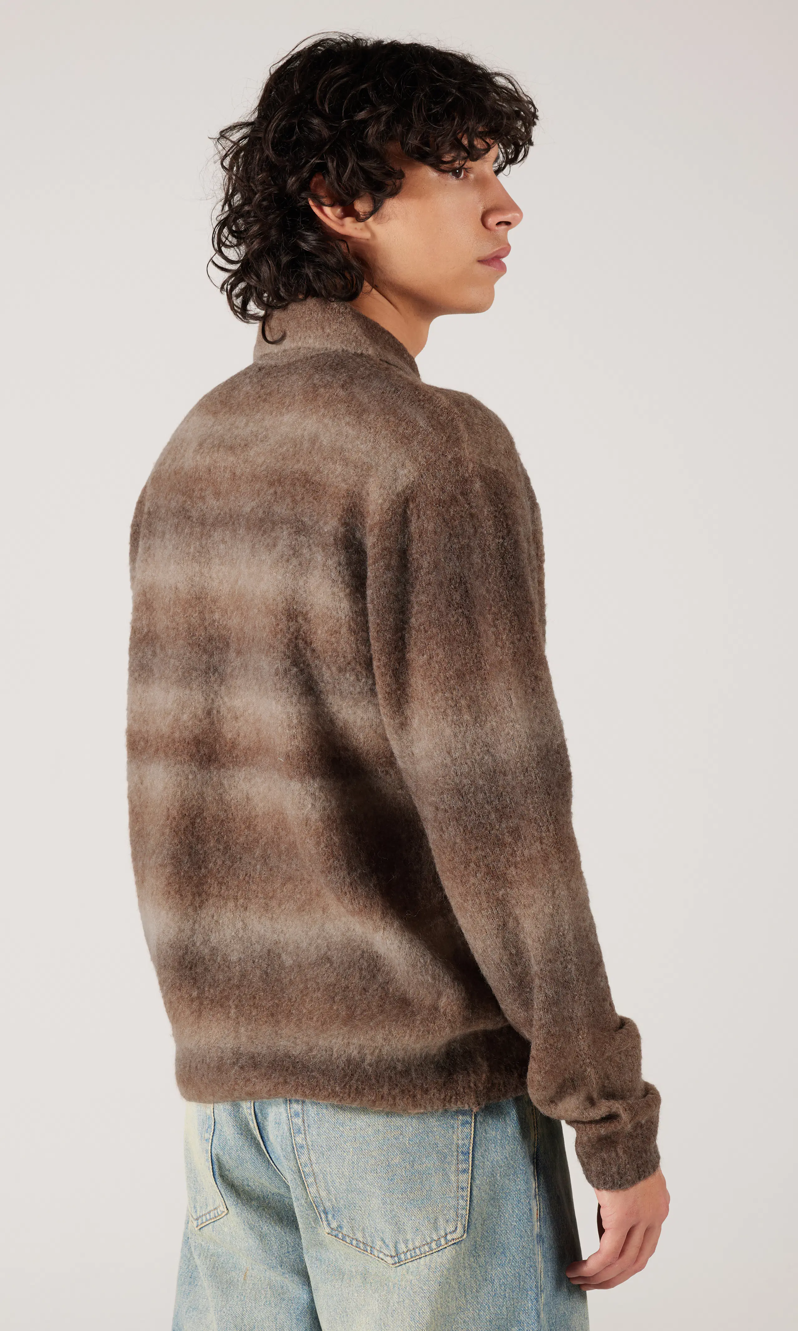 Quillion Brun Cardigan. Back. Model.