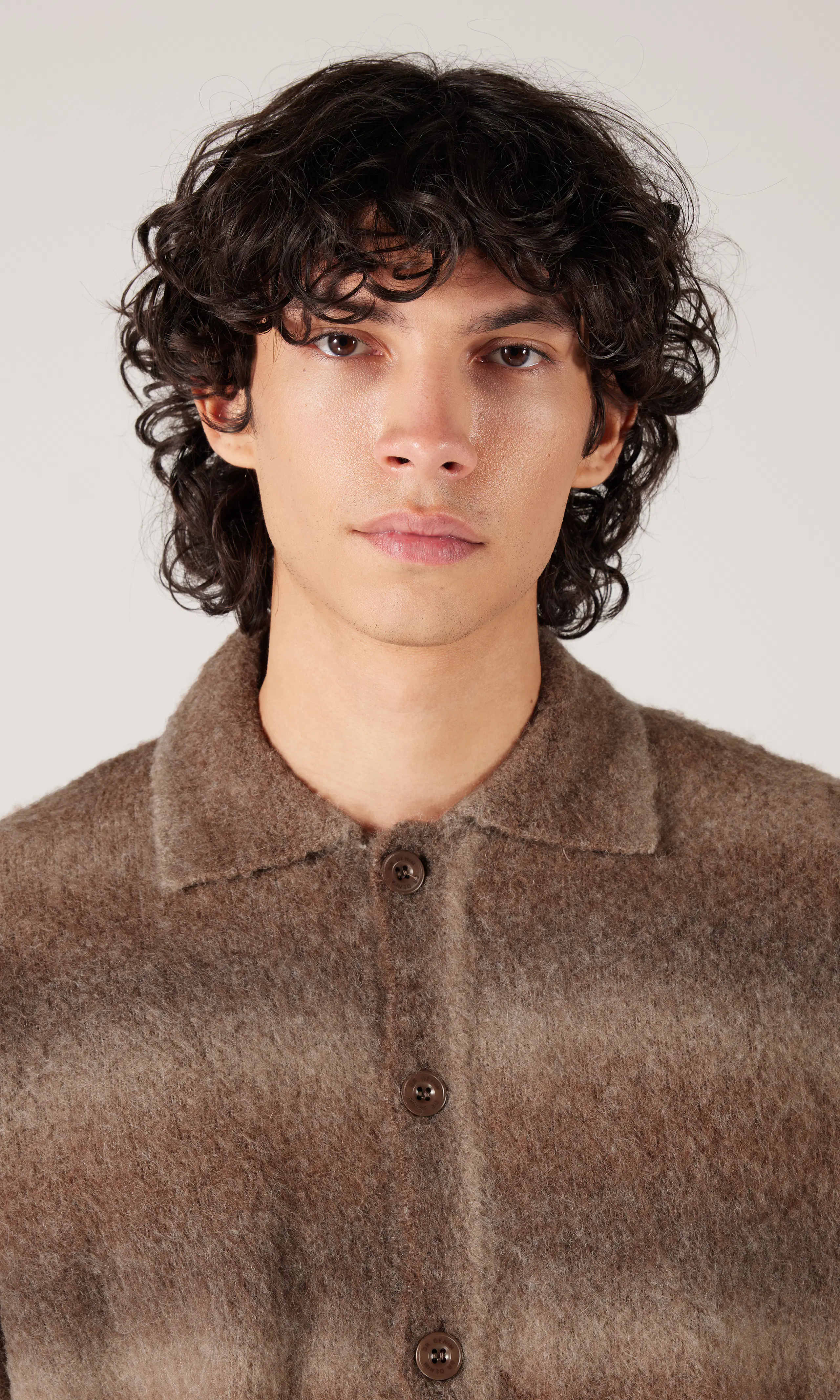 Quillion Brun Cardigan. Detail 1. Model.