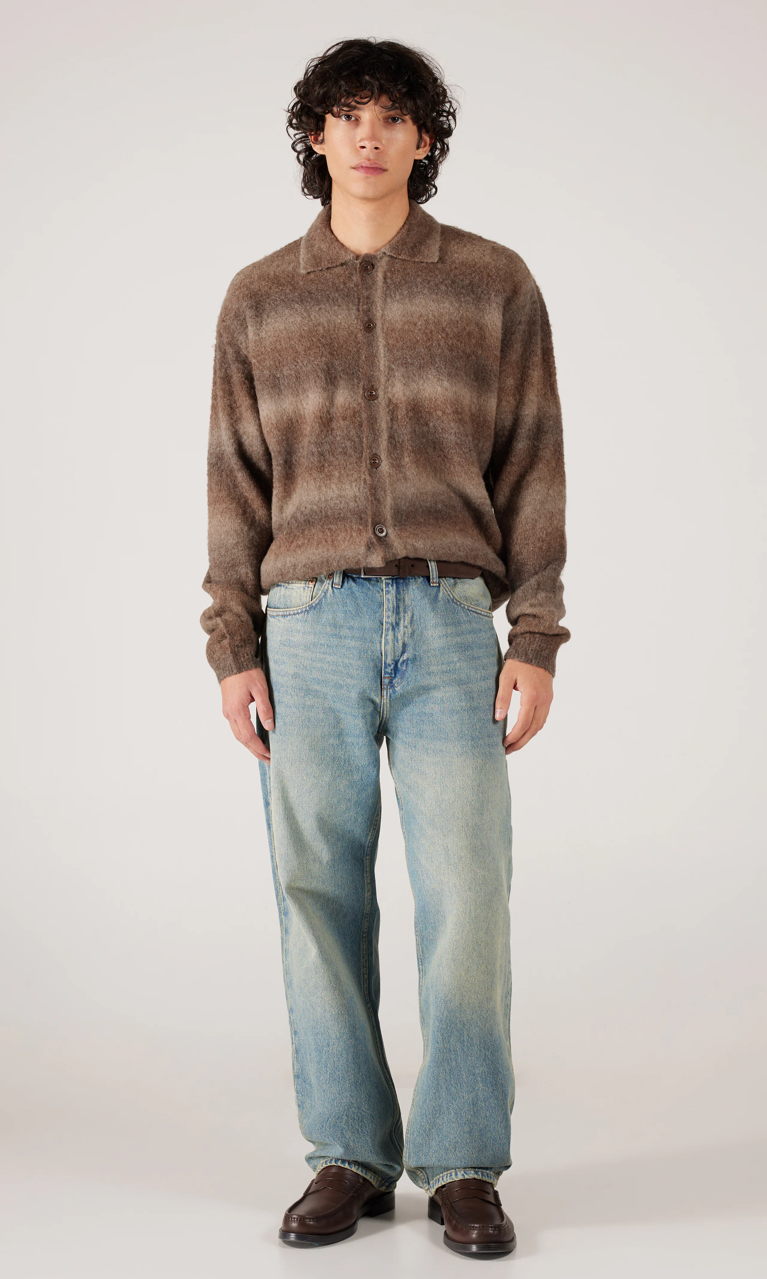 Quillion Brun Cardigan. Front 1. Model.