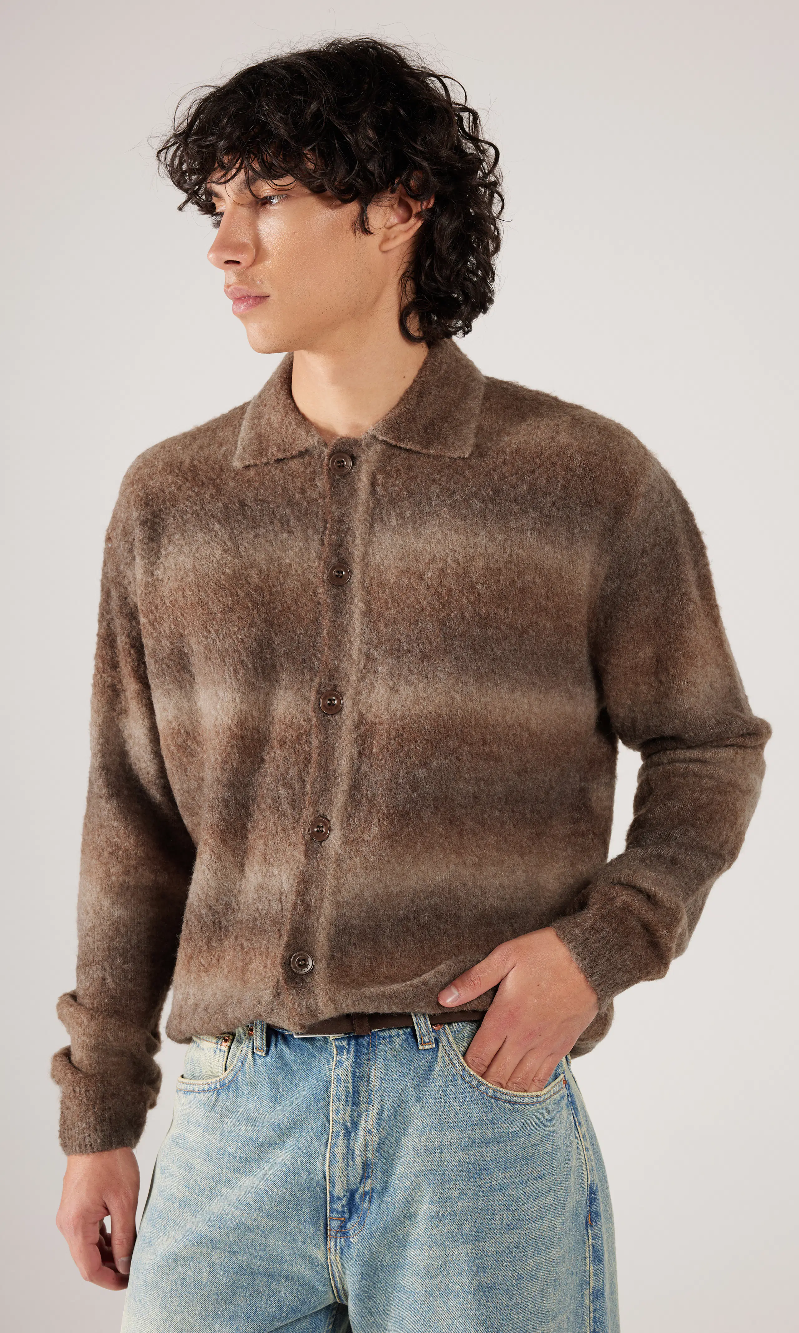 Quillion Brun Cardigan. Front. Model.