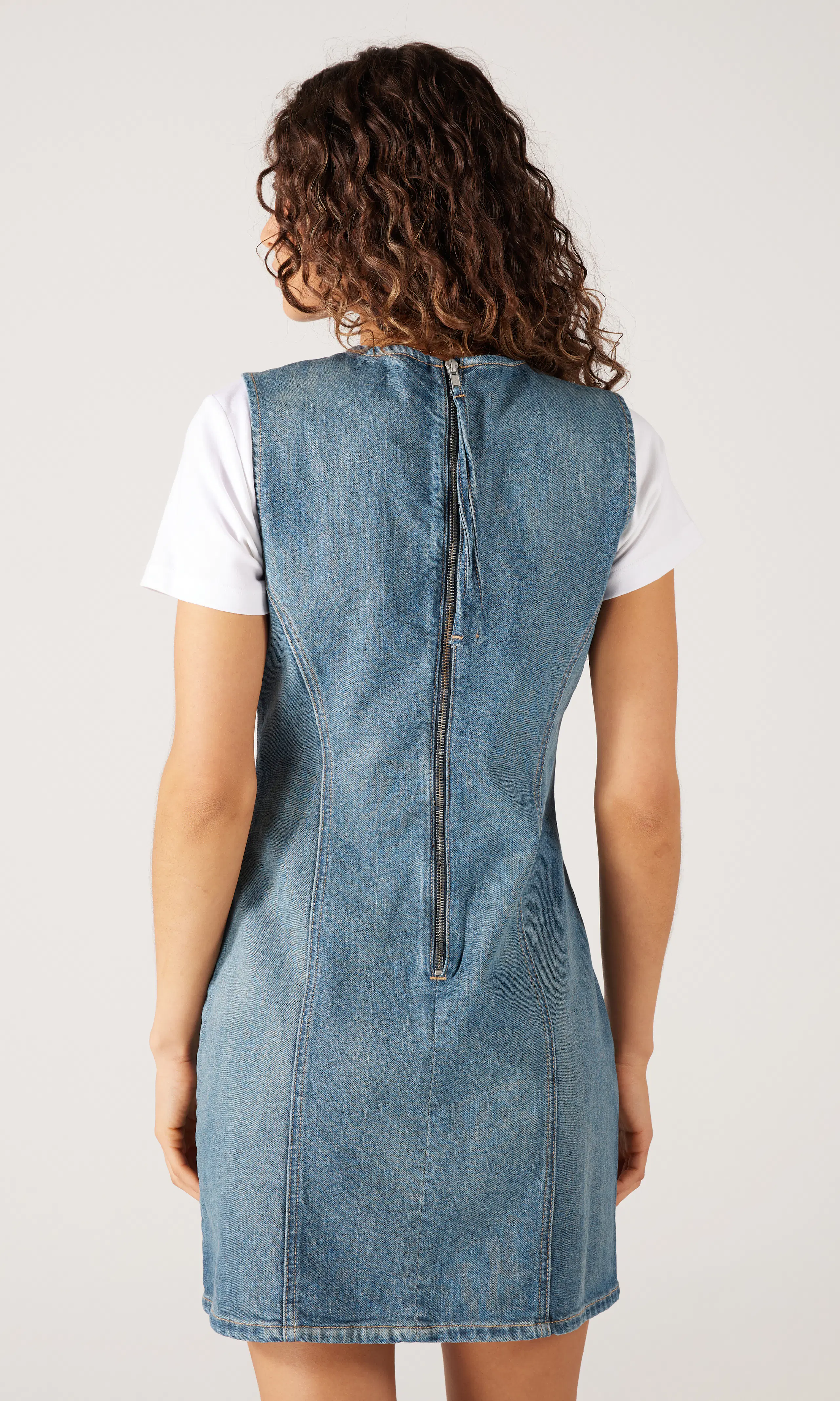Calista Denim Kjole. Back. Model.