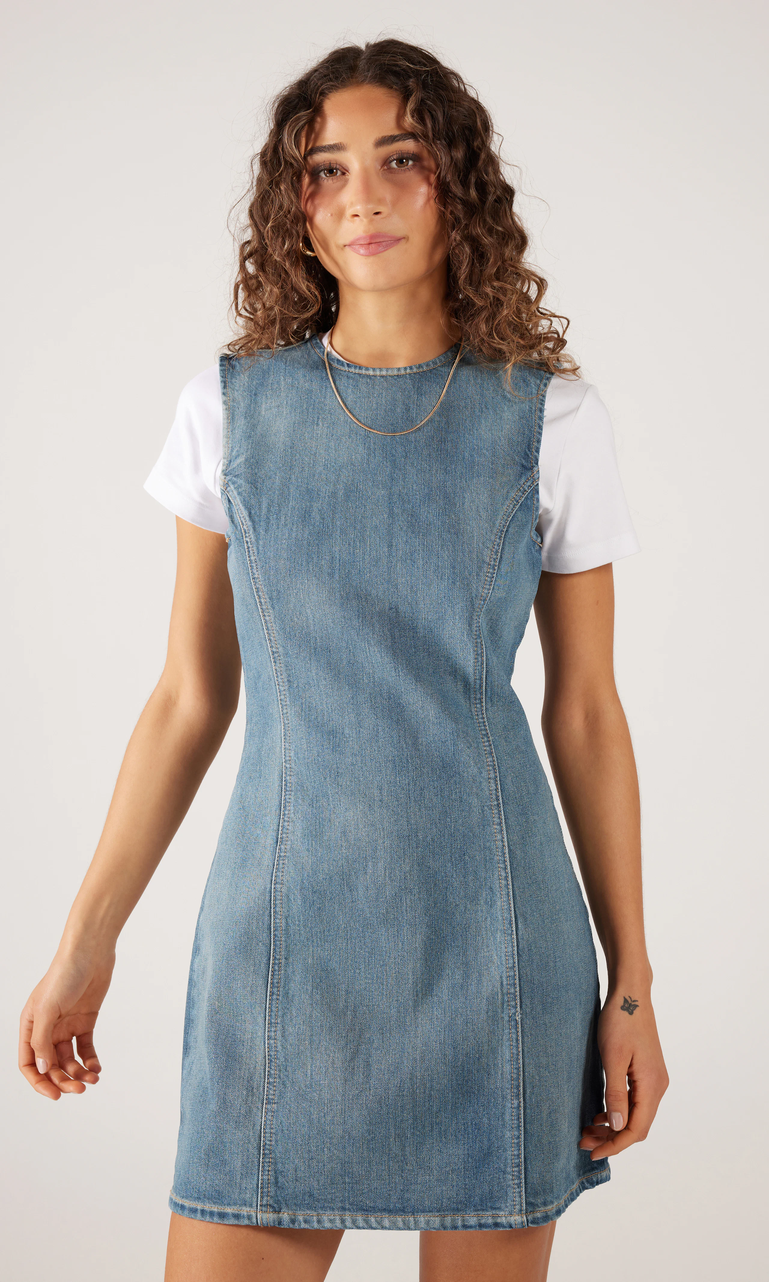 Calista Denim Kjole. Front 1. Model.