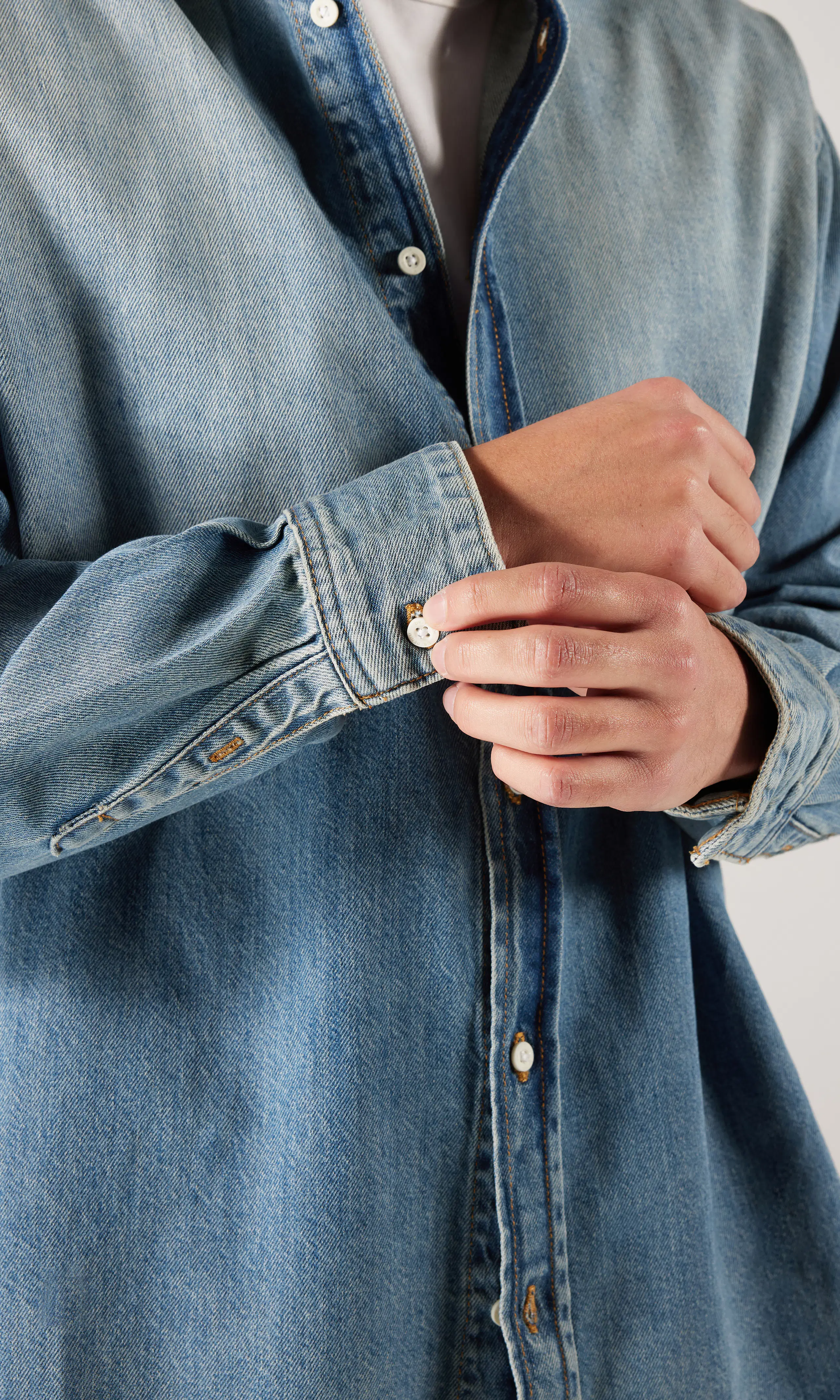 Ray Lys Blå Denim Skjorte. Detail 2. Model.