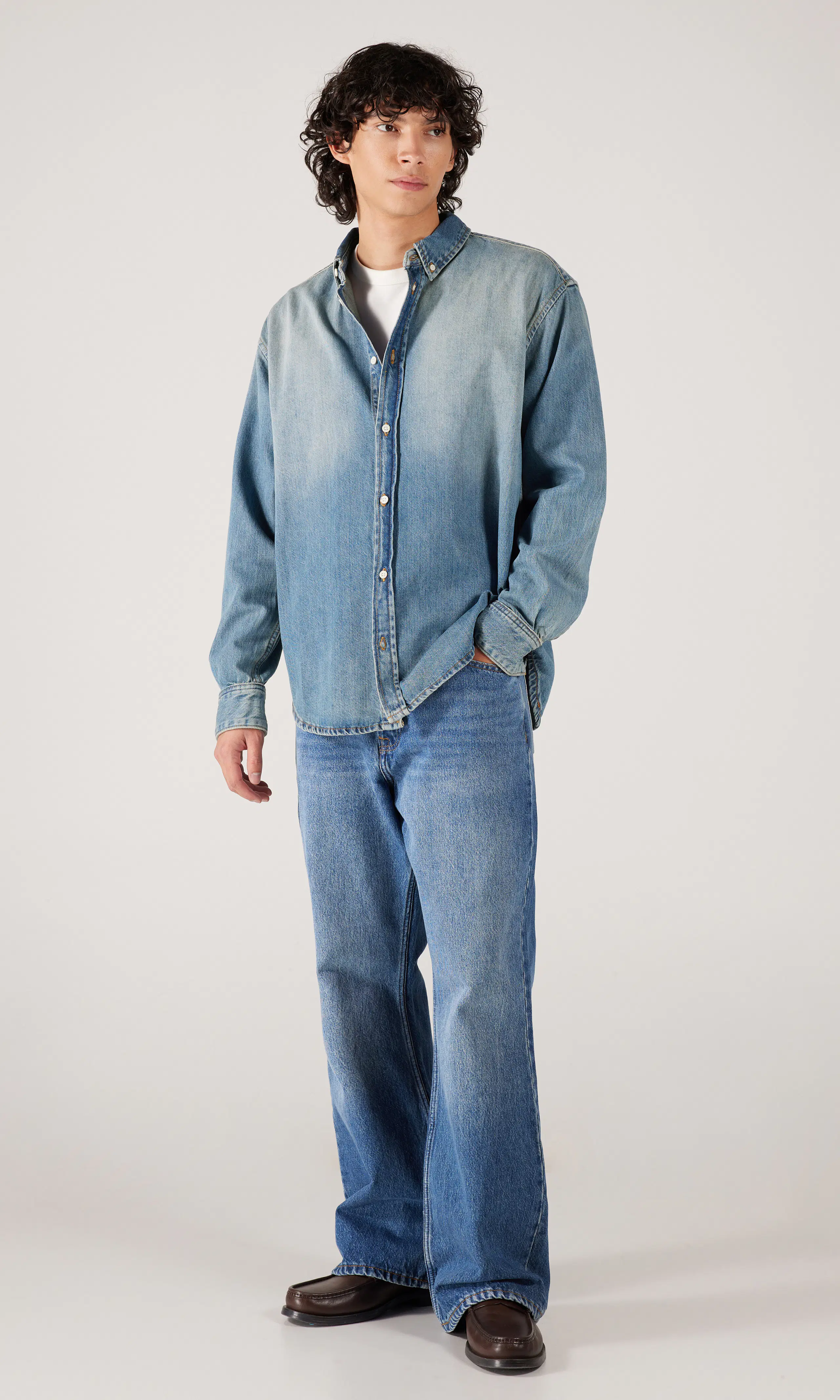 Ray Lys Blå Denim Skjorte. Front 1. Model.