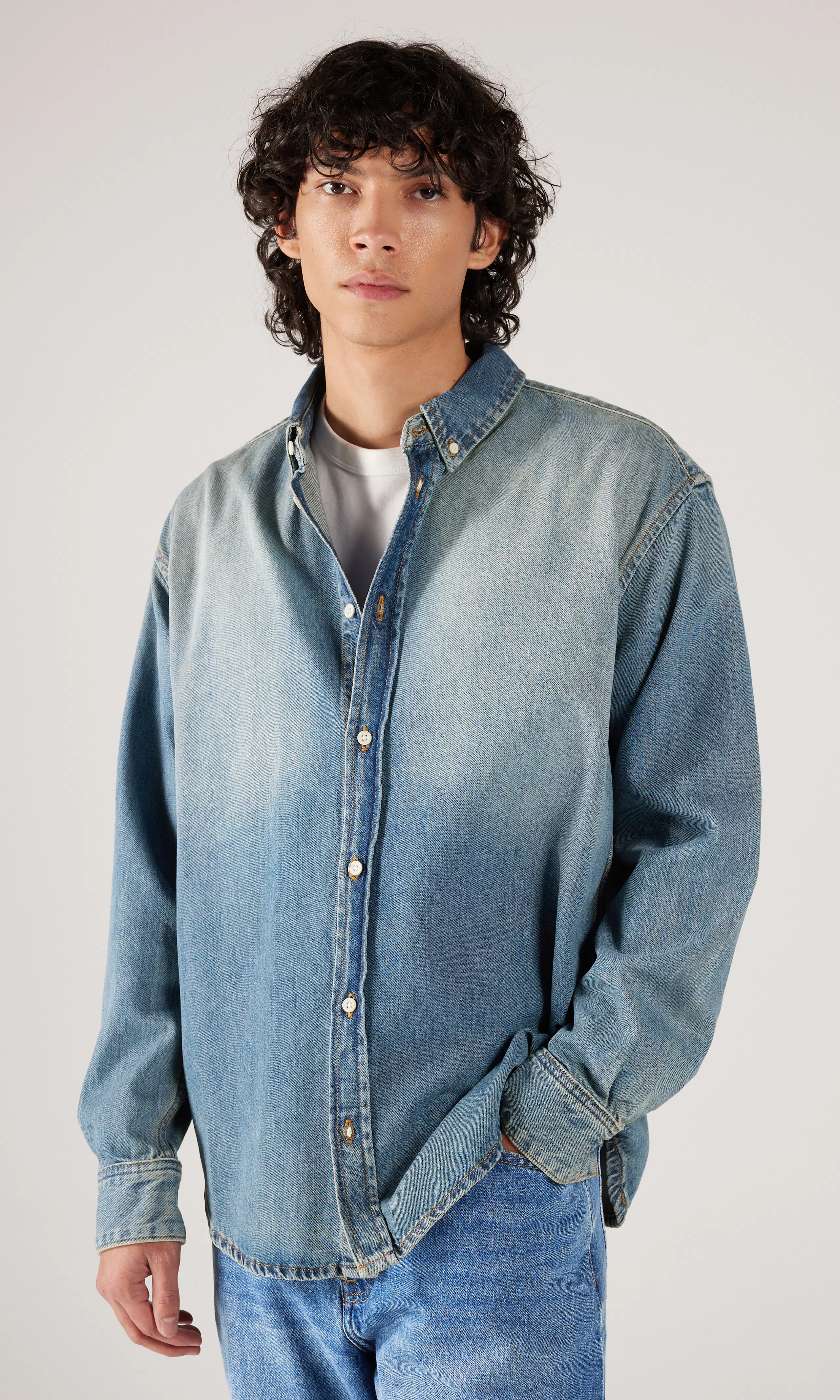 Ray Lys Blå Denim Skjorte. Front. Model.