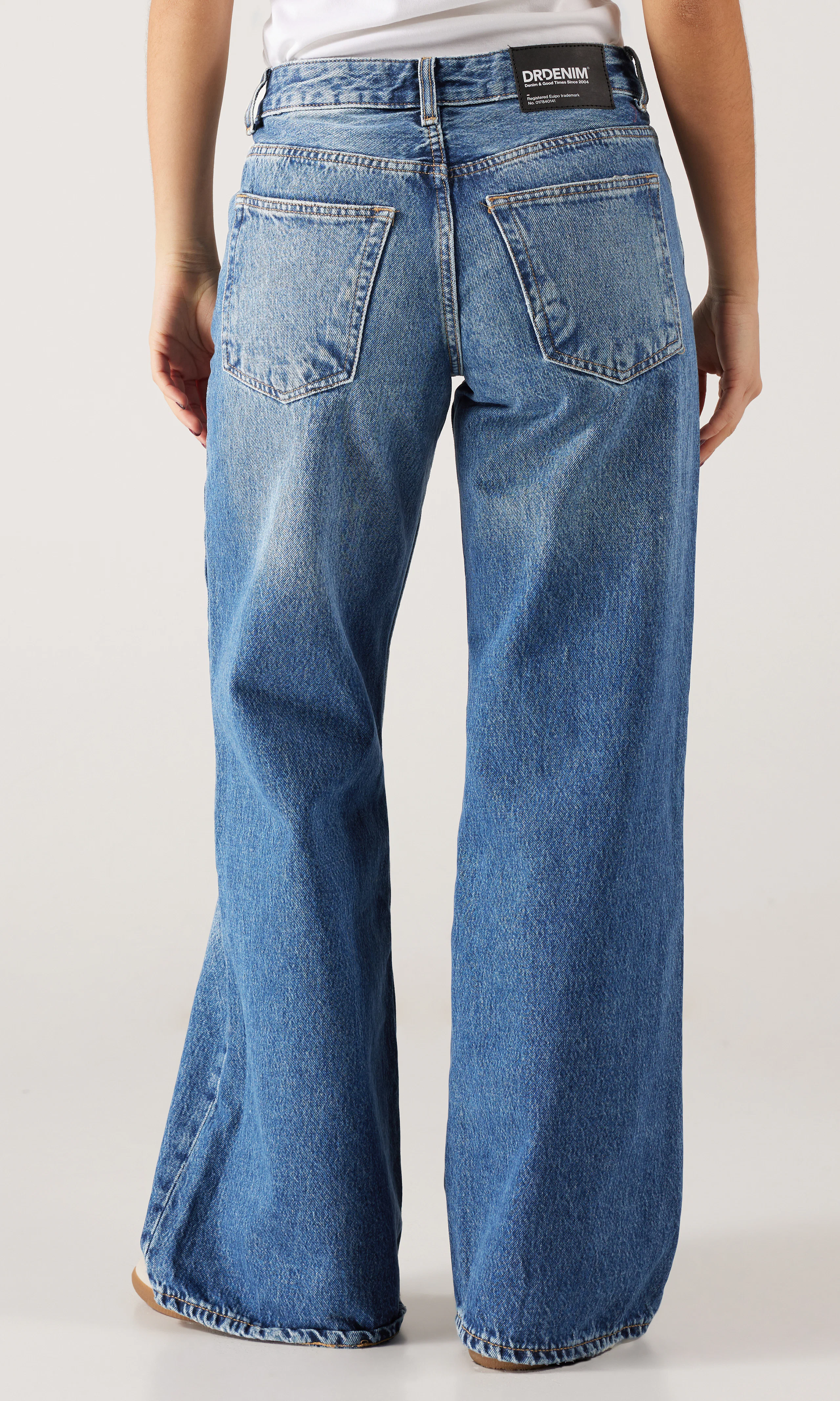 Rhue Low Wide Jeans. Back. Model.