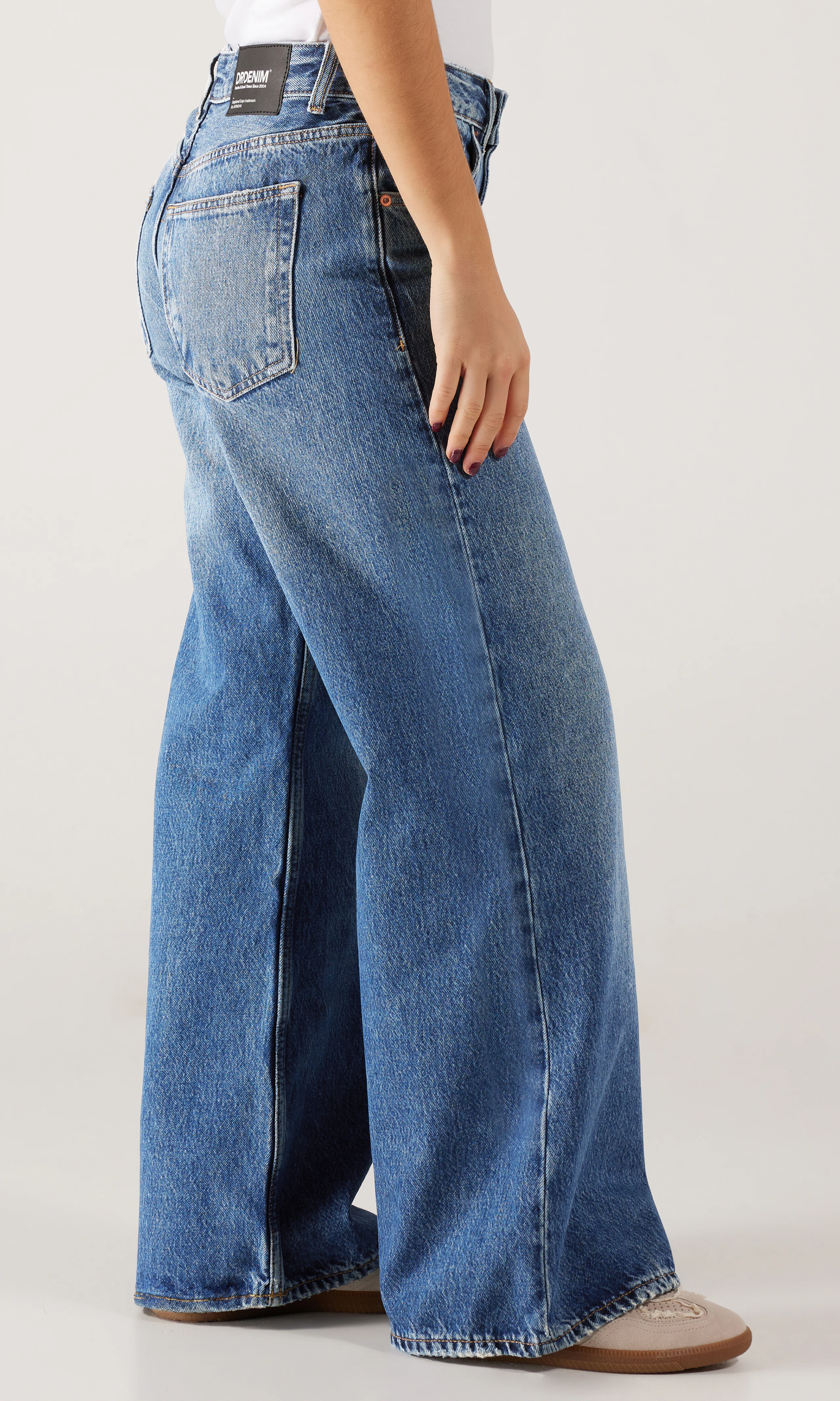 Rhue Low Wide Jeans. Front 2. Model.