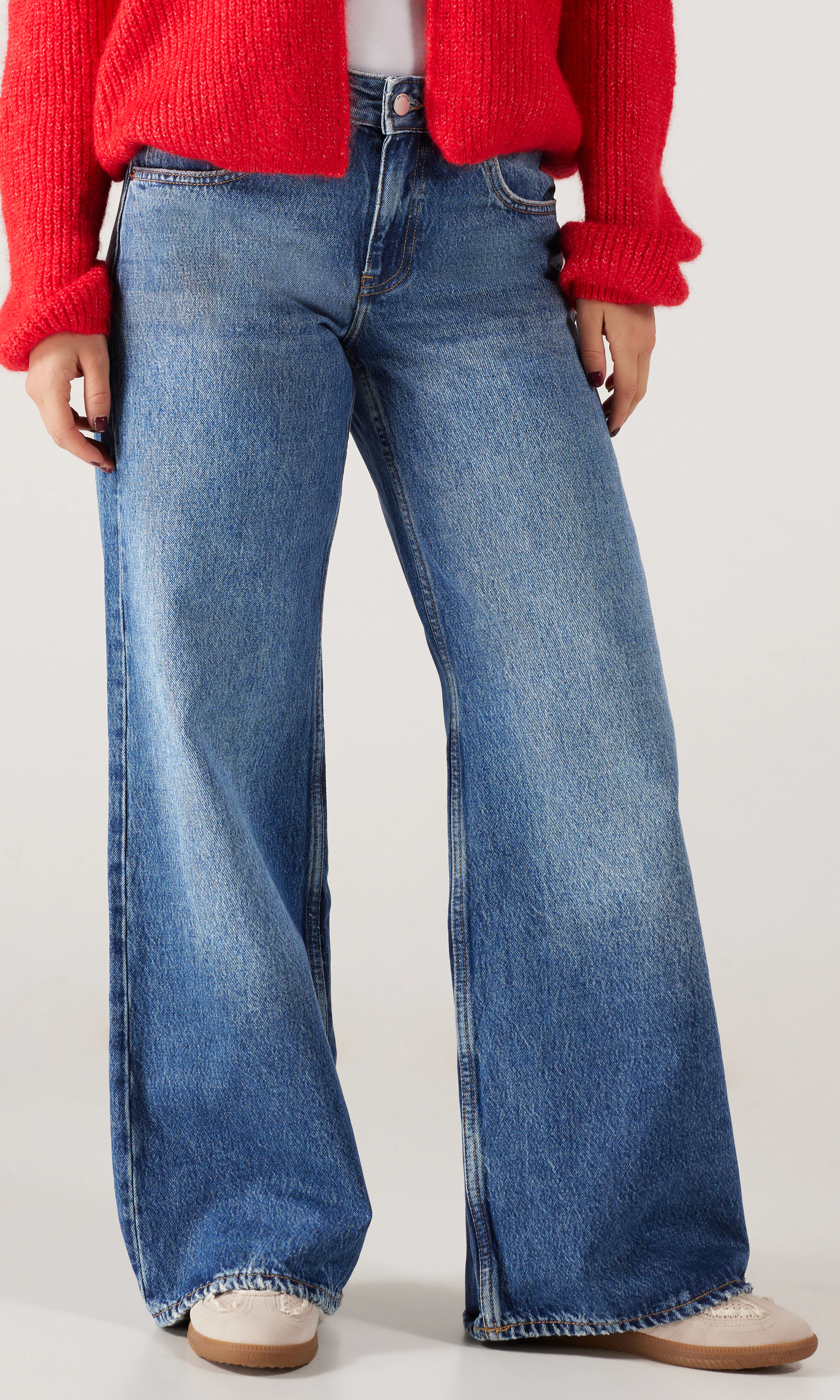 Rhue Low Wide Jeans. Front. Model.