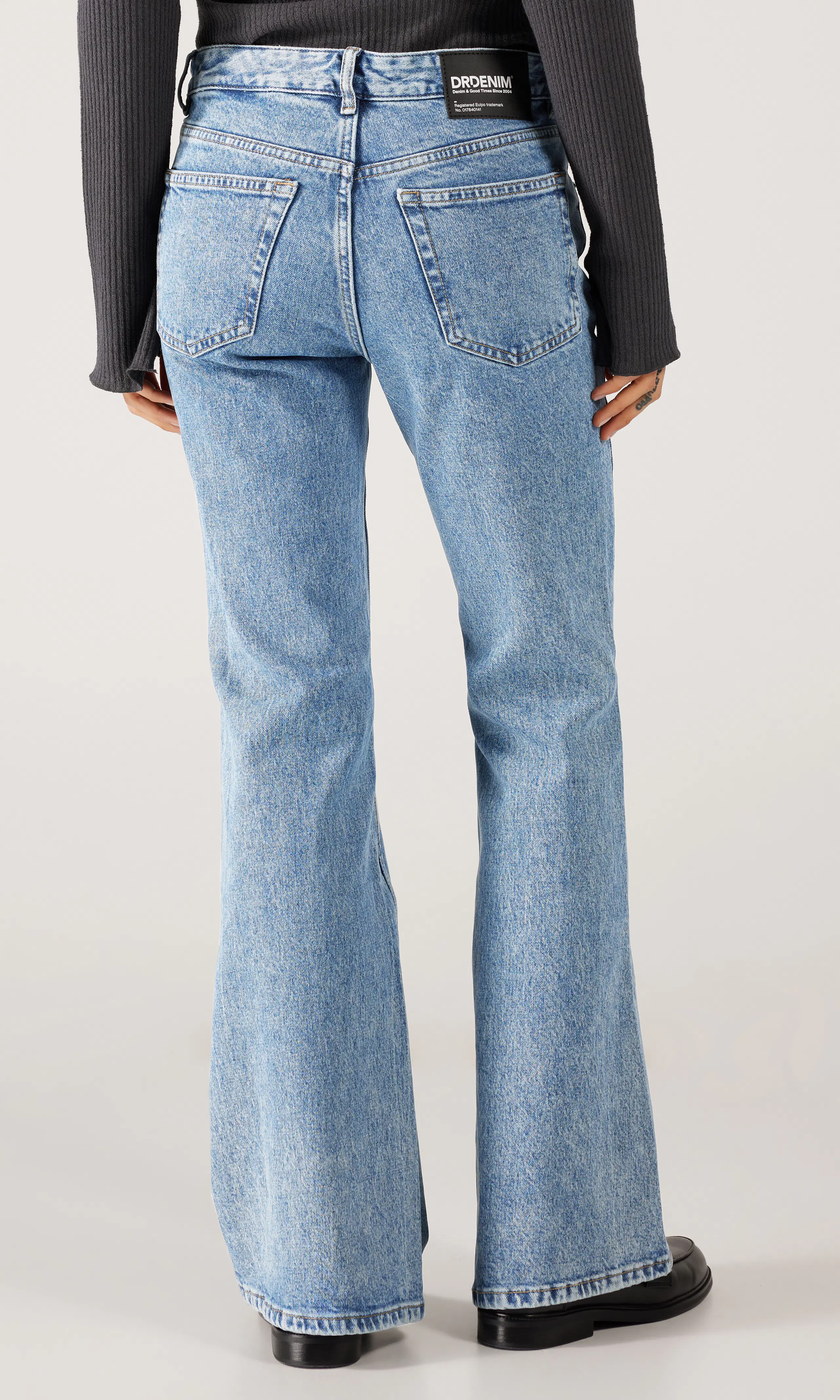 Elba Mid Bootcut Lys Blå Jeans. Back. Model.