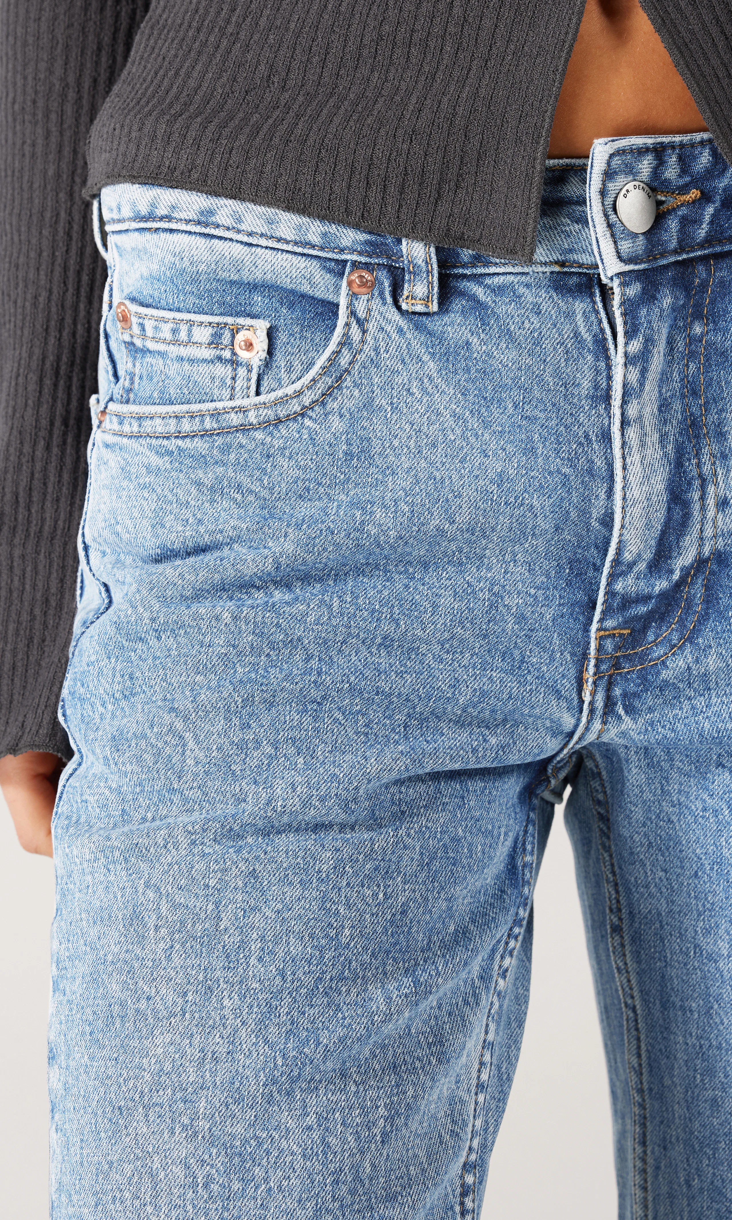 Elba Mid Bootcut Lys Blå Jeans. Detail 2. Model.