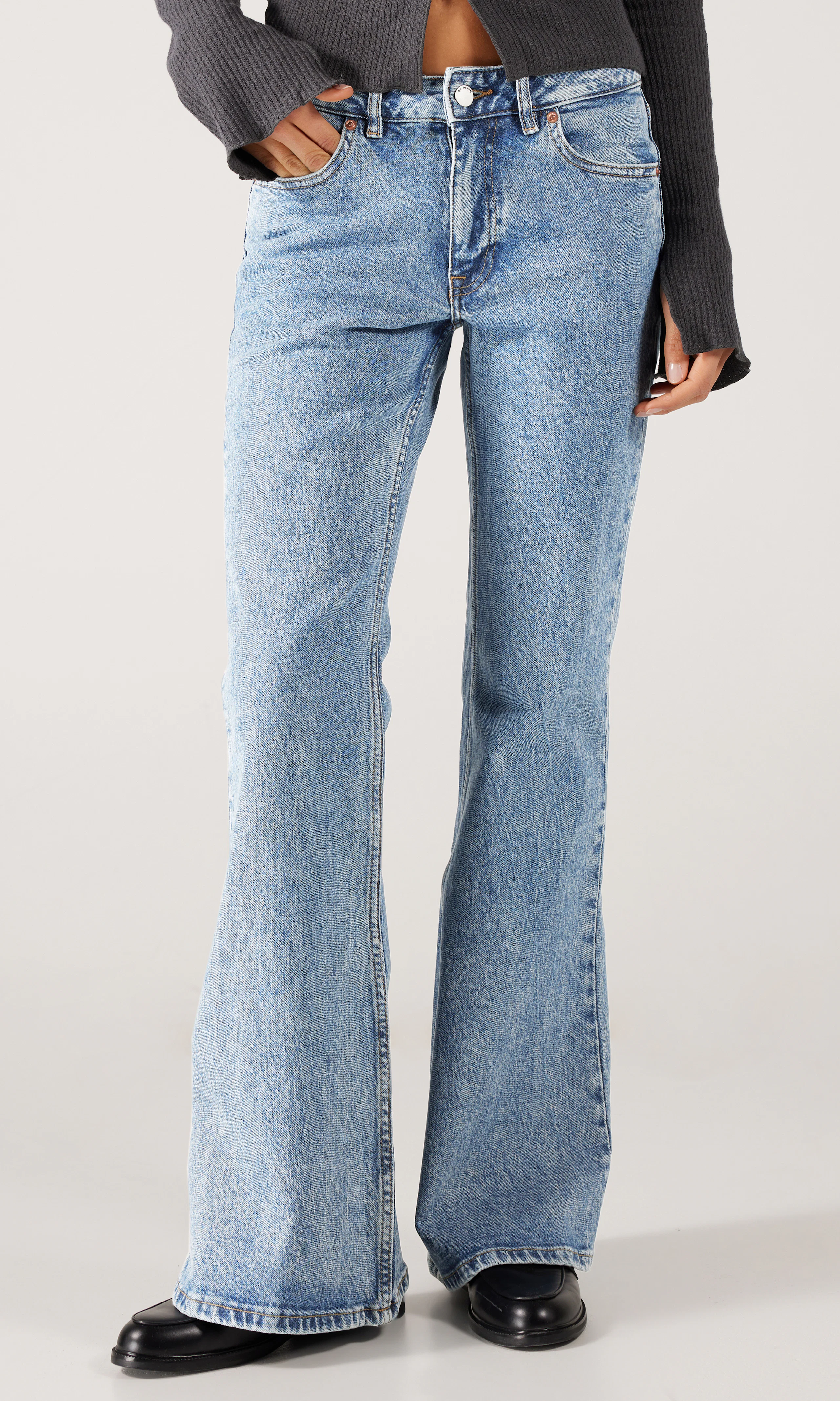 Elba Mid Bootcut Lys Blå Jeans. Front. Model.