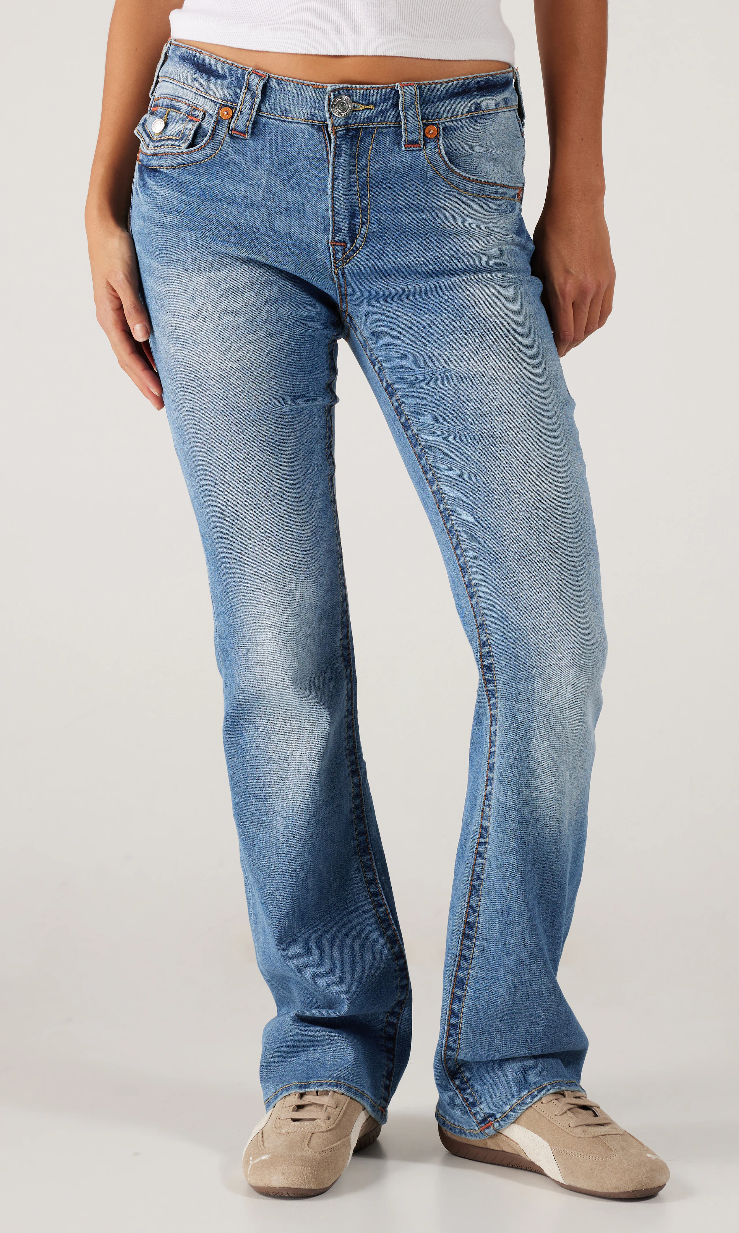 Becca Mid Rise Bootcut Flap Big T Ljusblå Jeans. Back. Model.
