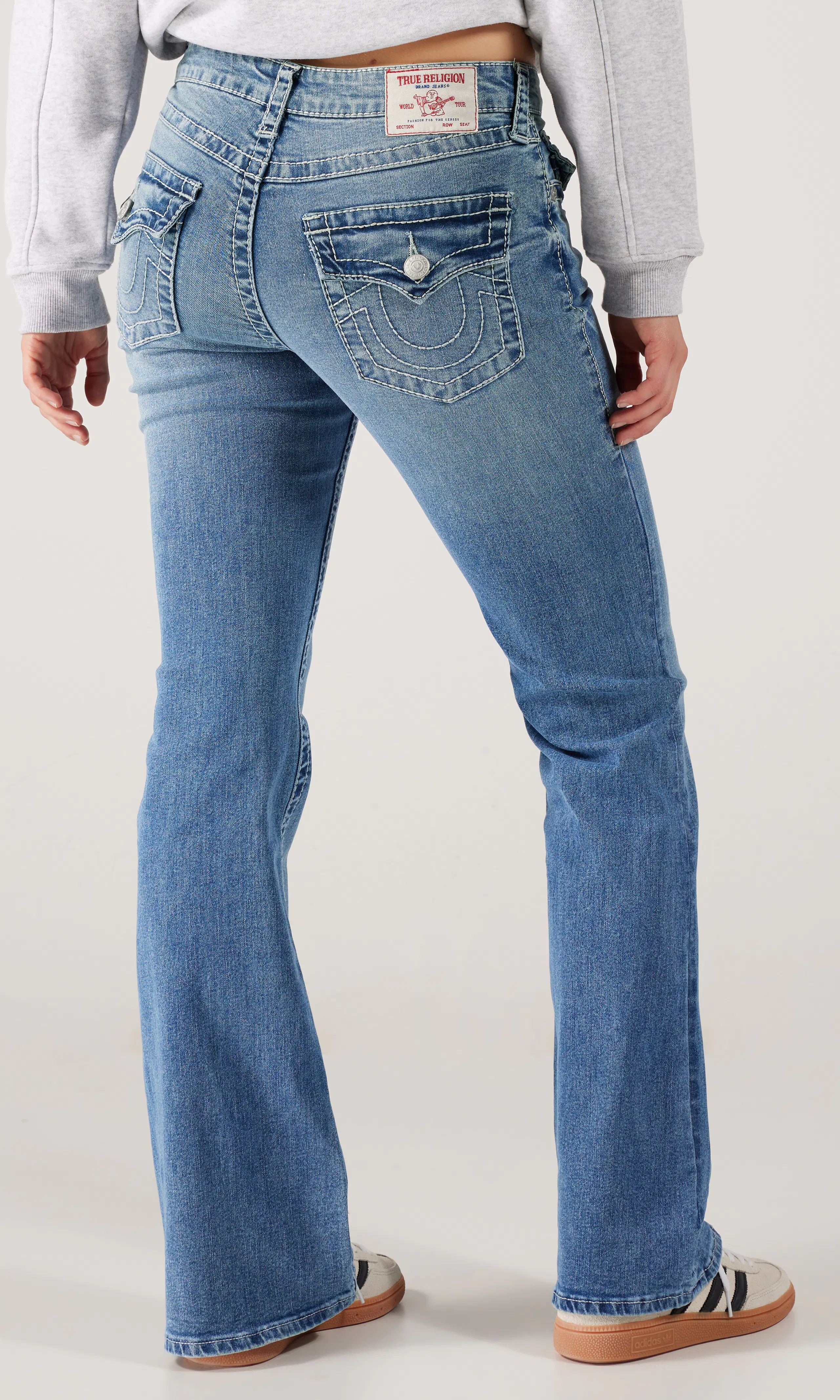 Becca Mid Rise Bootcut Flap Big T Ljusblå Jeans. Front. Model.