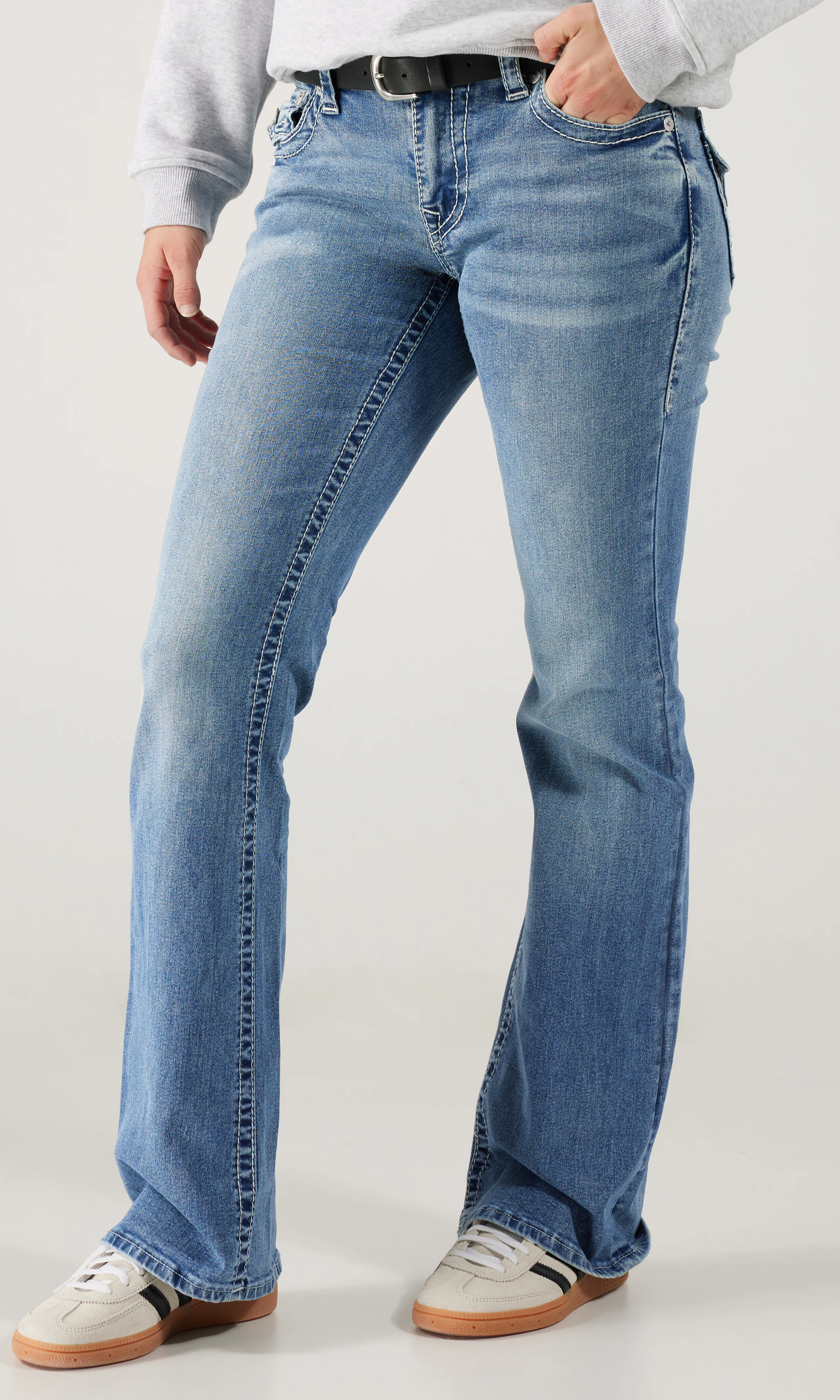 Becca Mid Rise Bootcut Flap Big T Ljusblå Jeans. Back. Model.