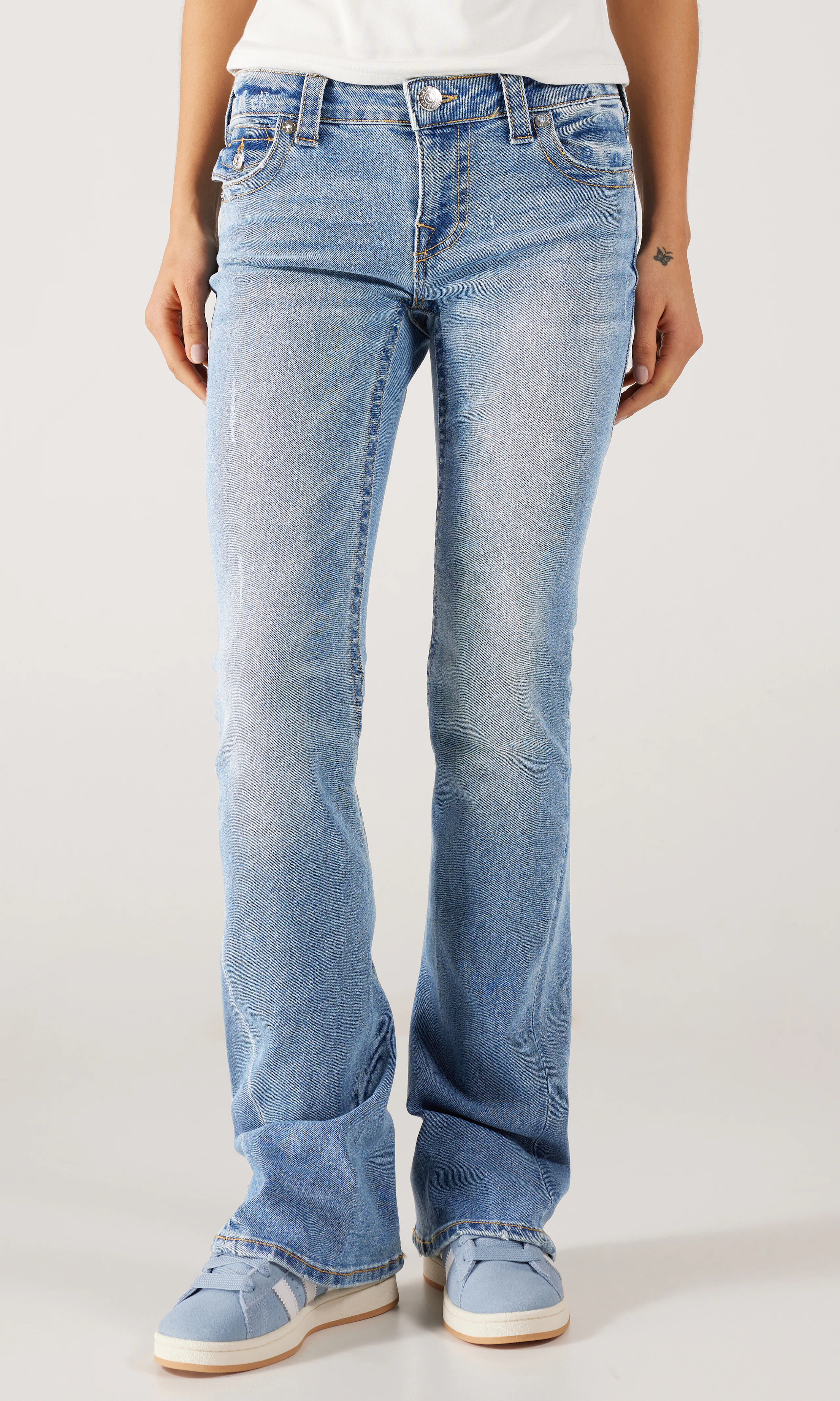 Joey Low Rise Flare Flap Lys Blå Jeans. Front 1. Model.