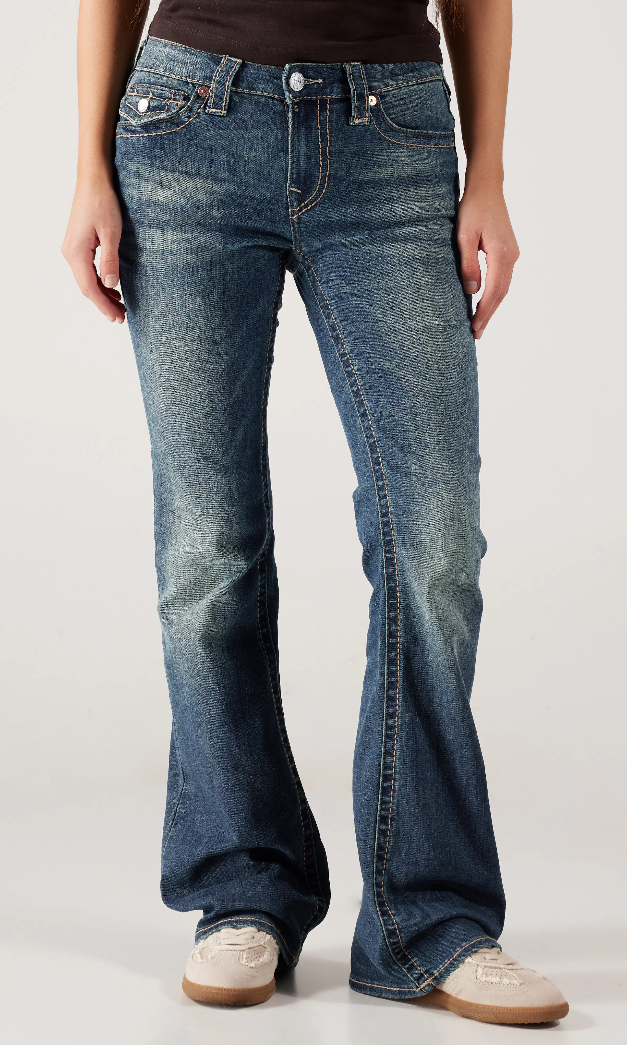 Becca Mid Rise Bootcut Flap Big T Mørk Blå Jeans. Front 3. Model.